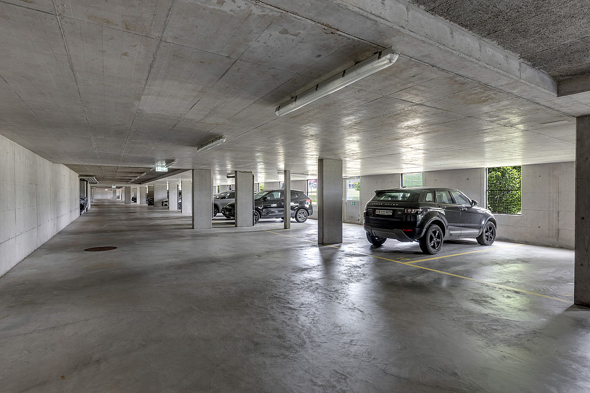 Tiefgarage mit parkenden Fahrzeugen
