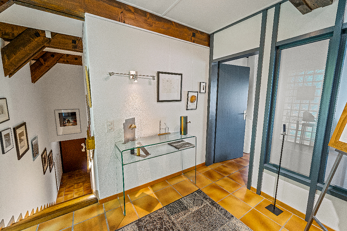 Galerie mit Dachschrägen und Glasgeländer