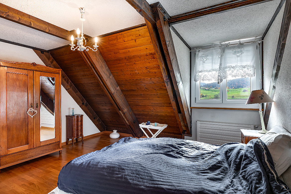 Dachgeschoss-Schlafzimmer mit Holzverkleidung