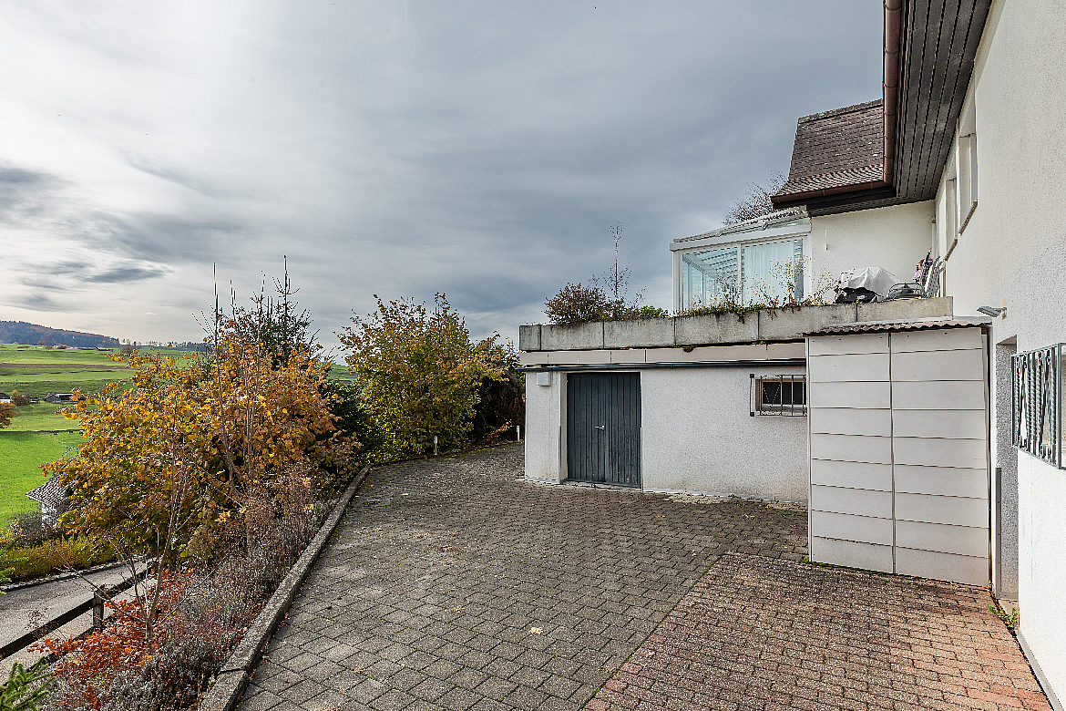 Außenansicht mit Terrasse und Garage