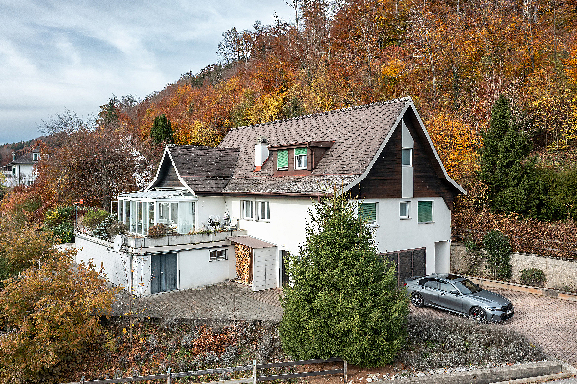 Außenansicht eines Einfamilienhauses am Hang