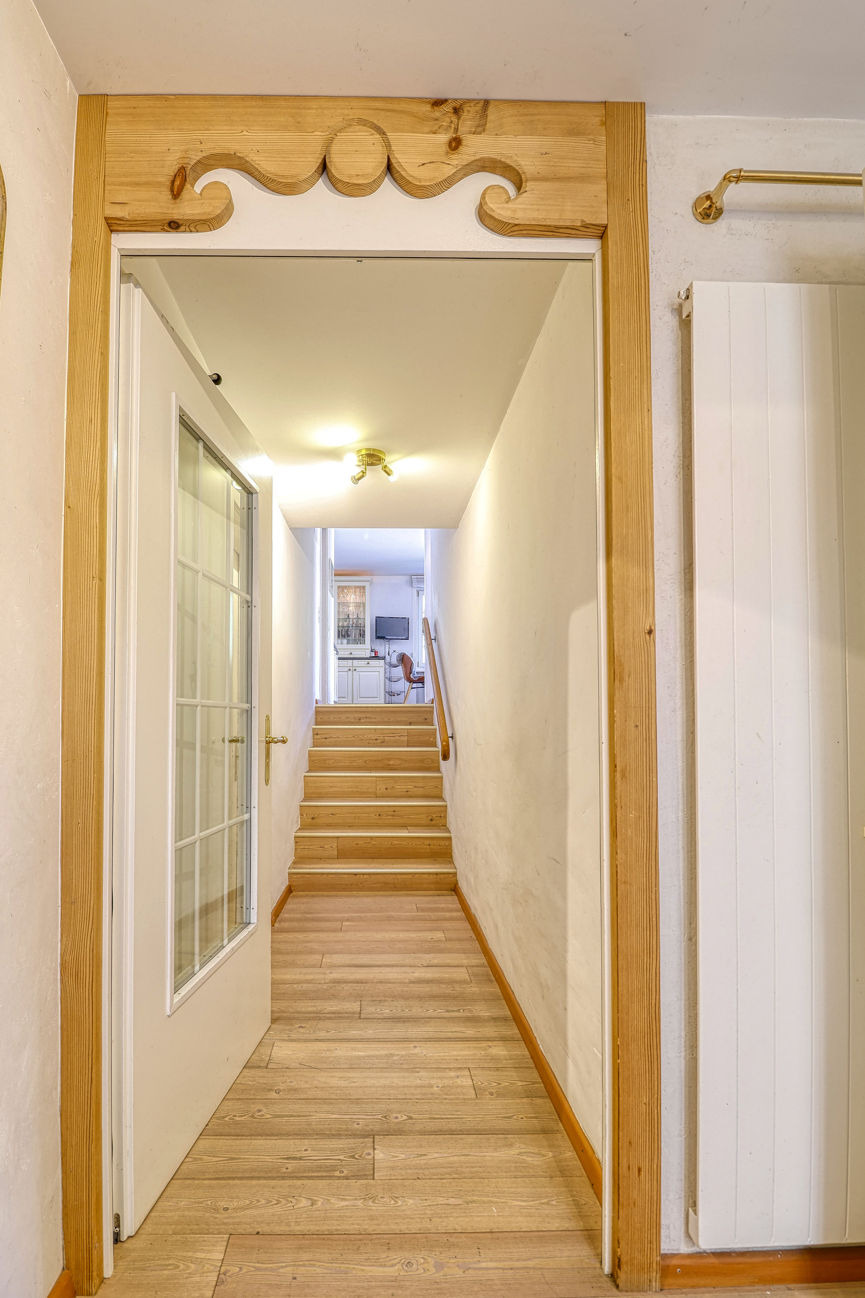Flur mit Treppe und Blick in den Wohnbereich