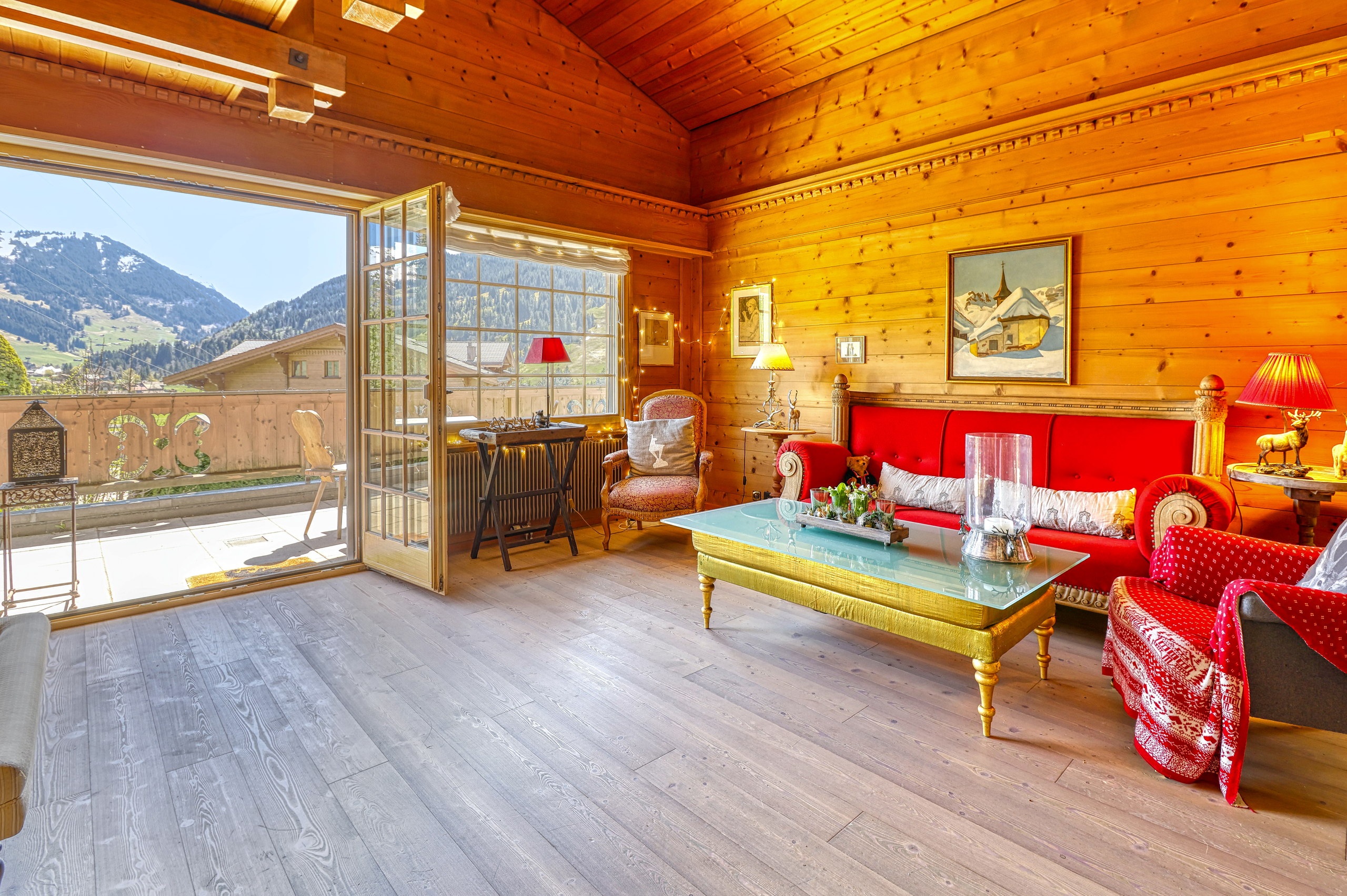 Gemütliches alpines Wohnzimmer mit Balkonblick