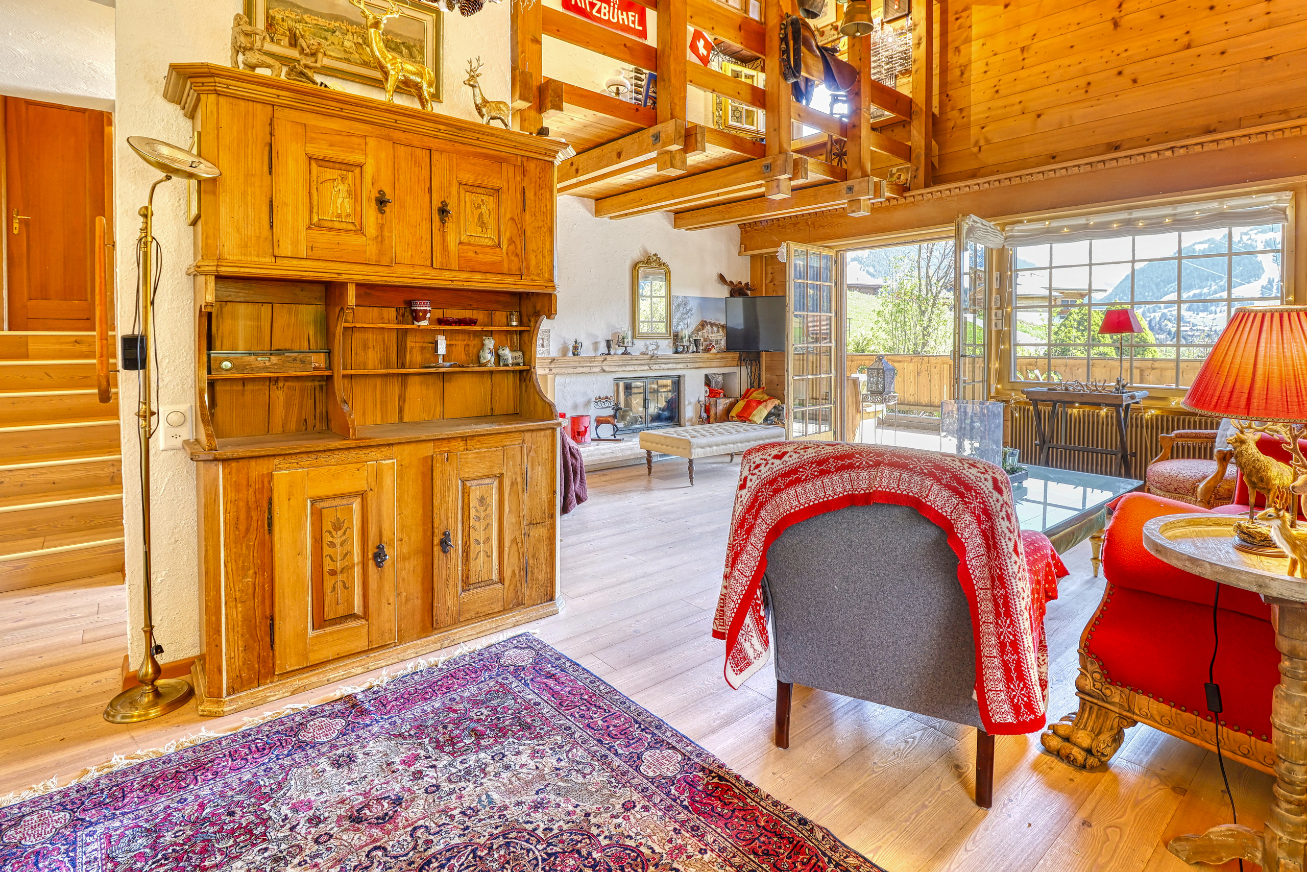 Gemütliches alpines Wohnzimmer mit Balkonblick