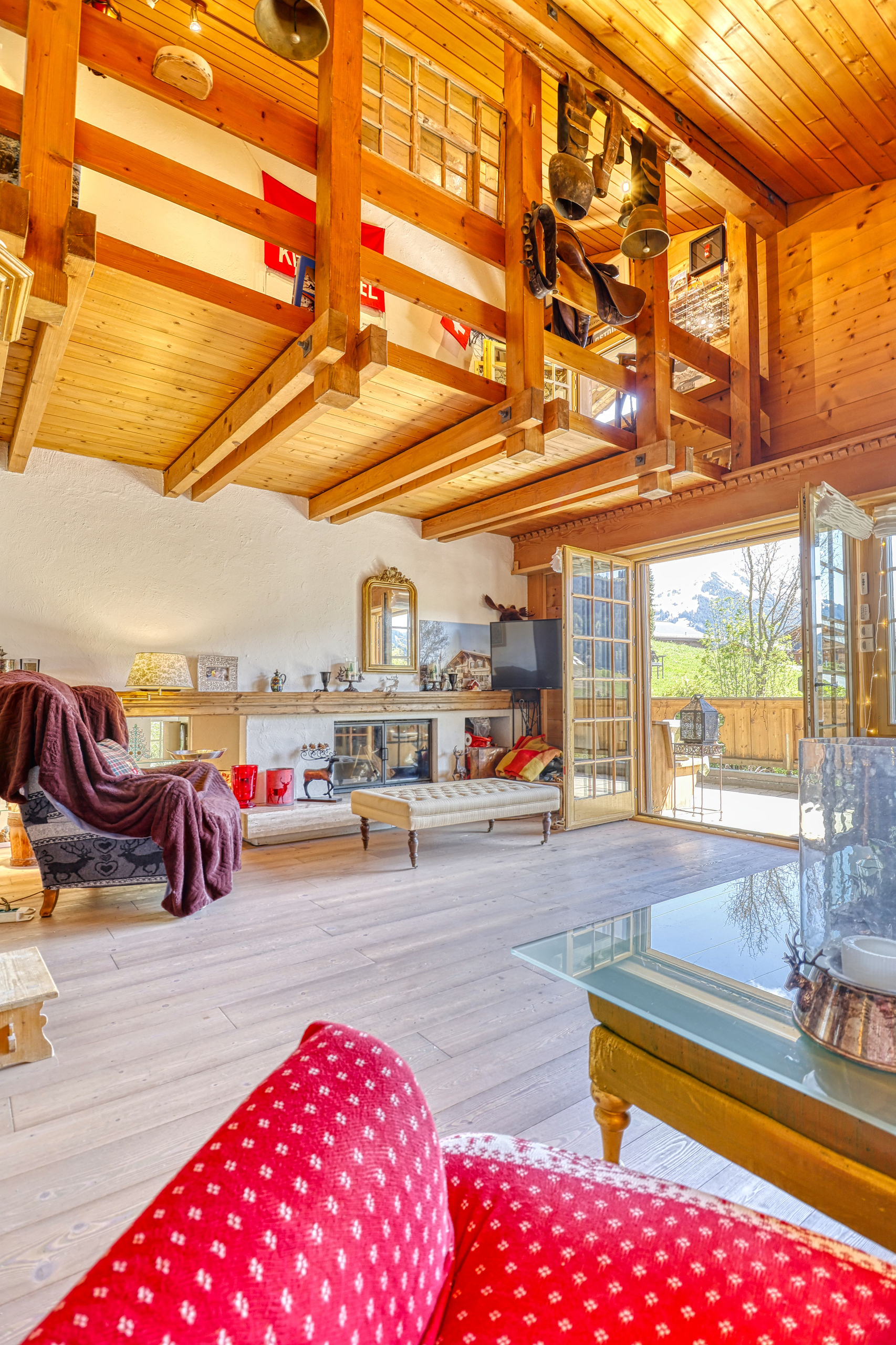 Gemütliches Chalet-Wohnzimmer mit Galerie