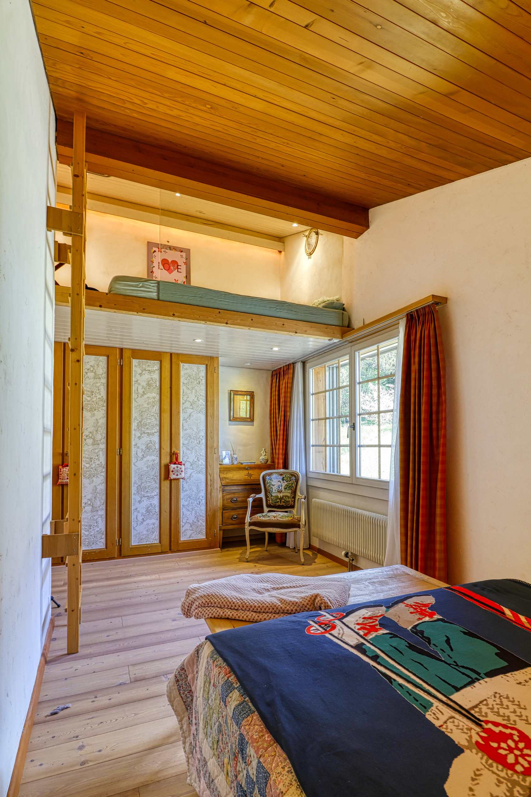Schlafzimmer mit Galerie und Holzausstattung