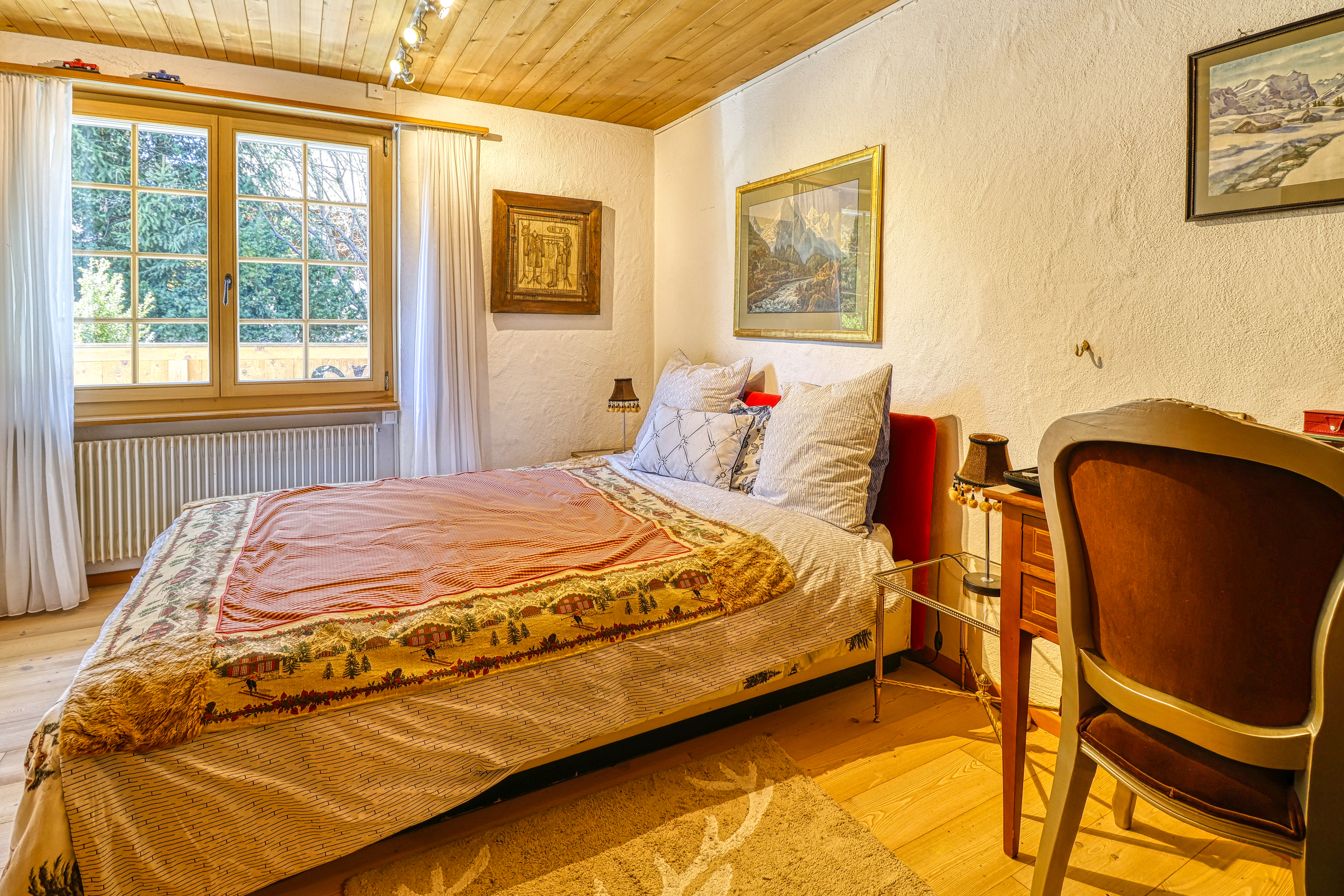 Gemütliches Schlafzimmer mit Holzausstattung