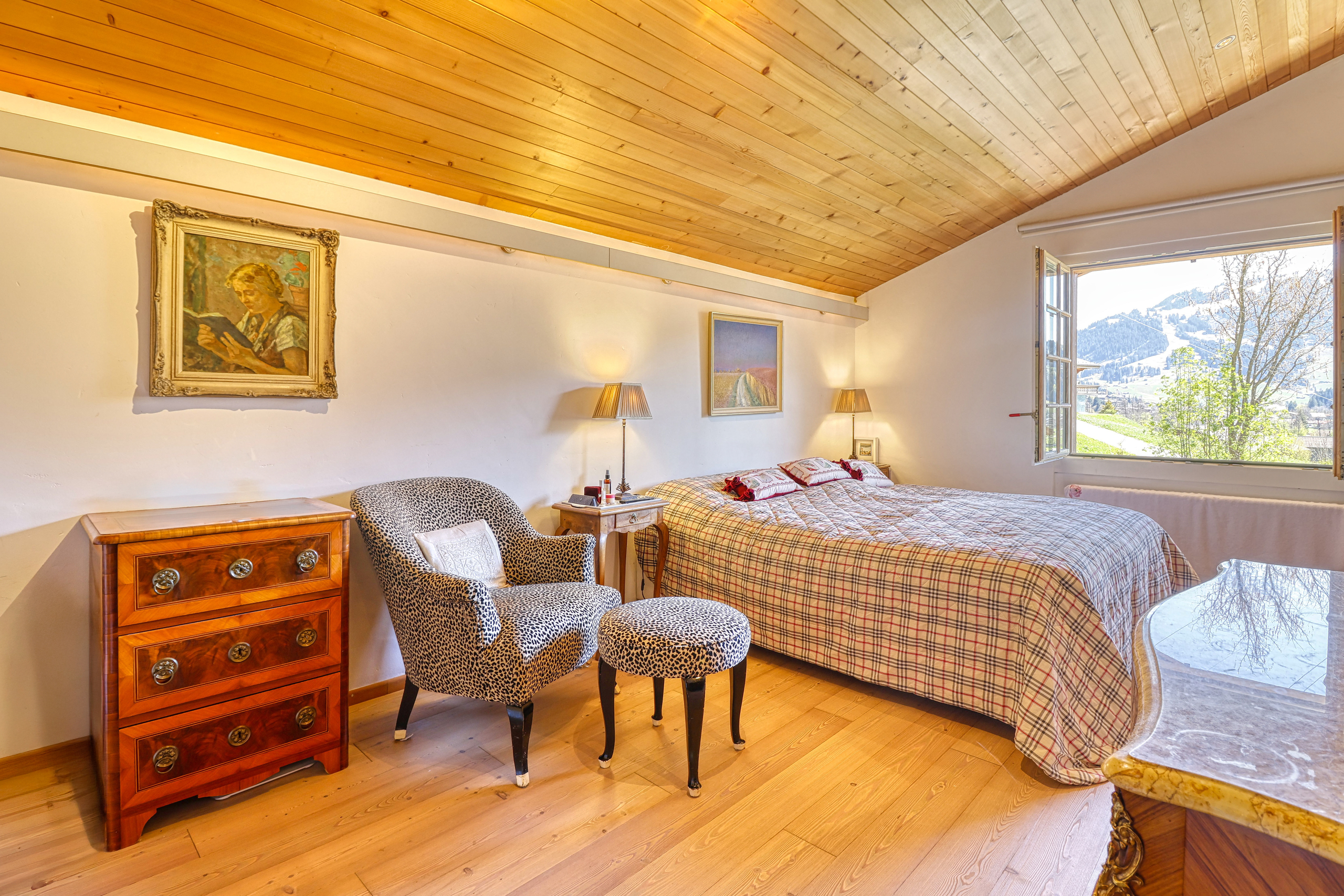 Gemütliches Schlafzimmer mit Bergblick