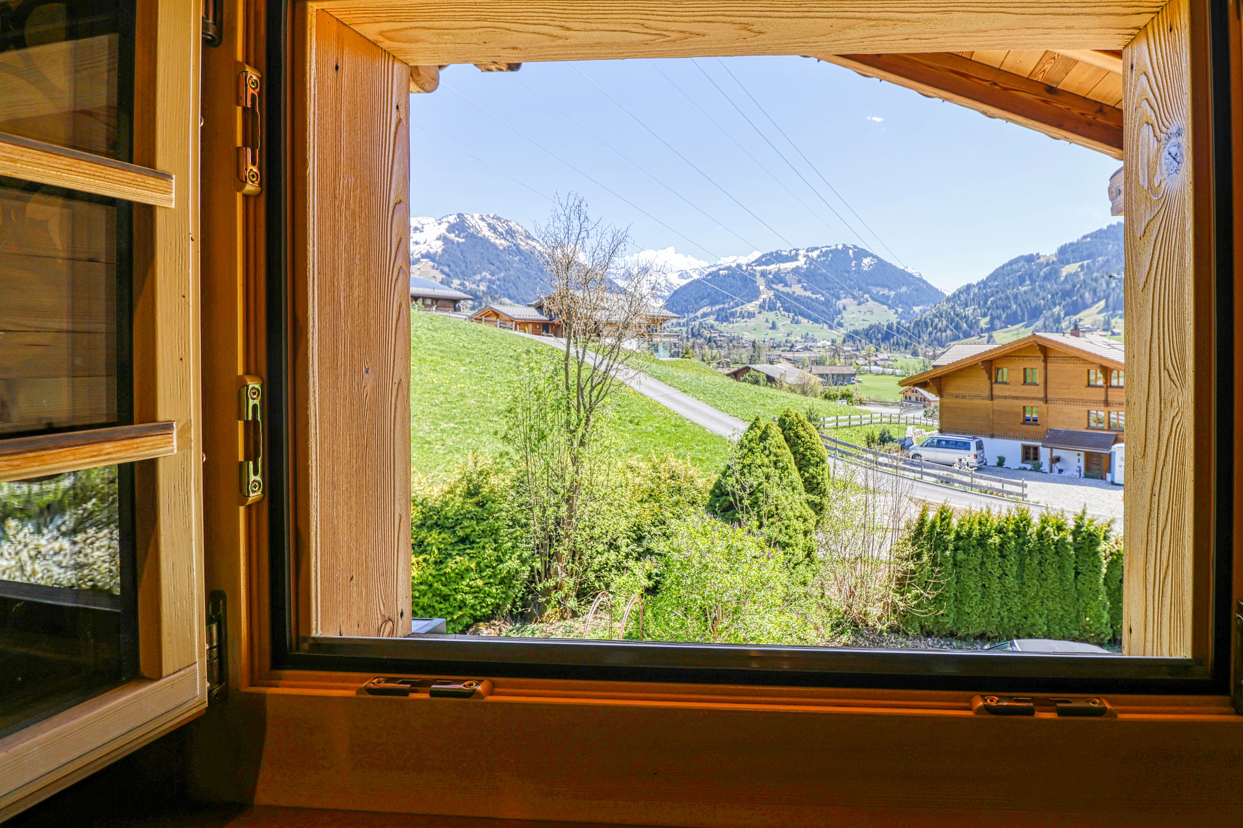 Blick aus einem Holzfenster auf Berglandschaft