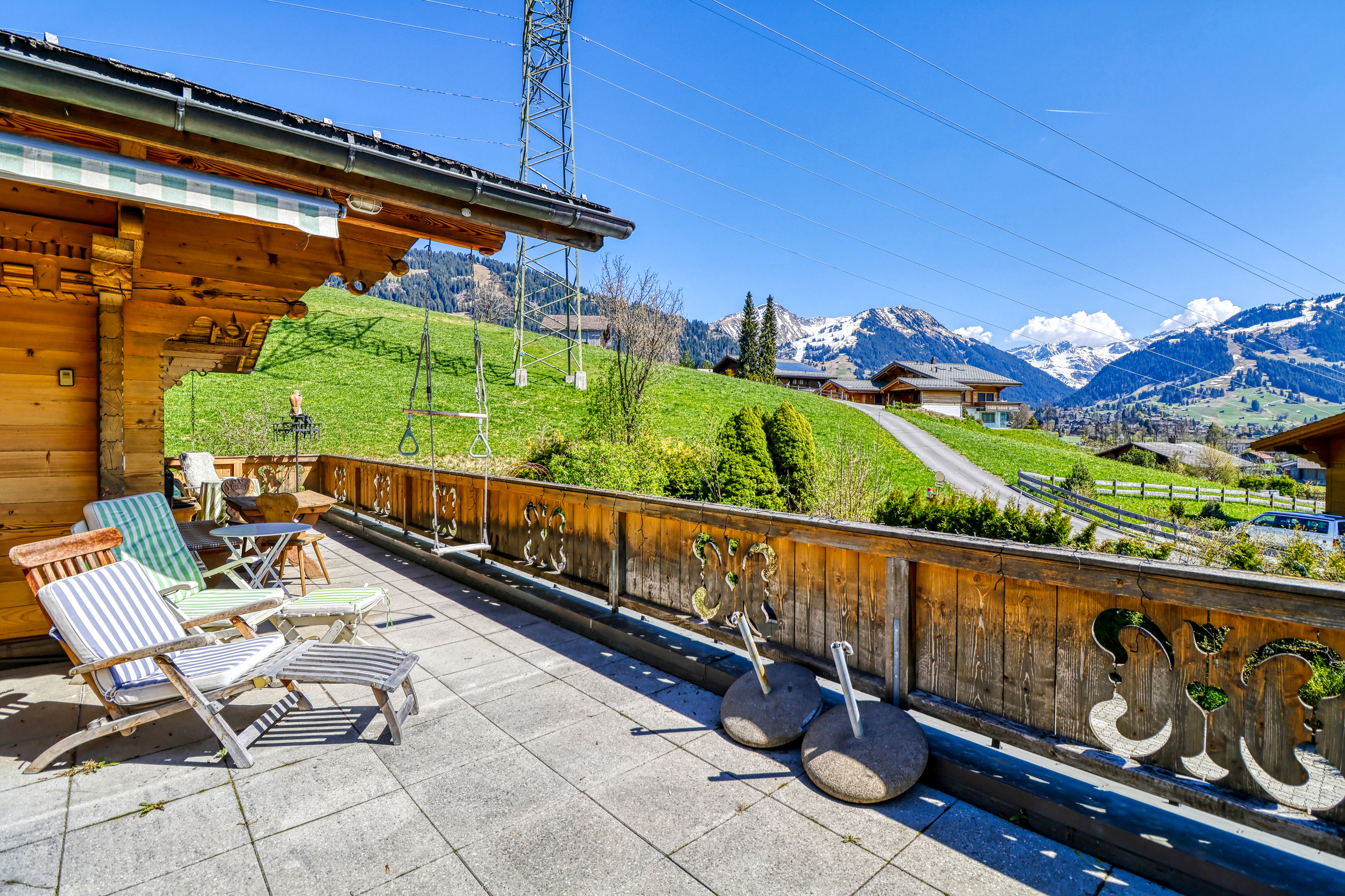Alpen-Terrasse mit Bergblick