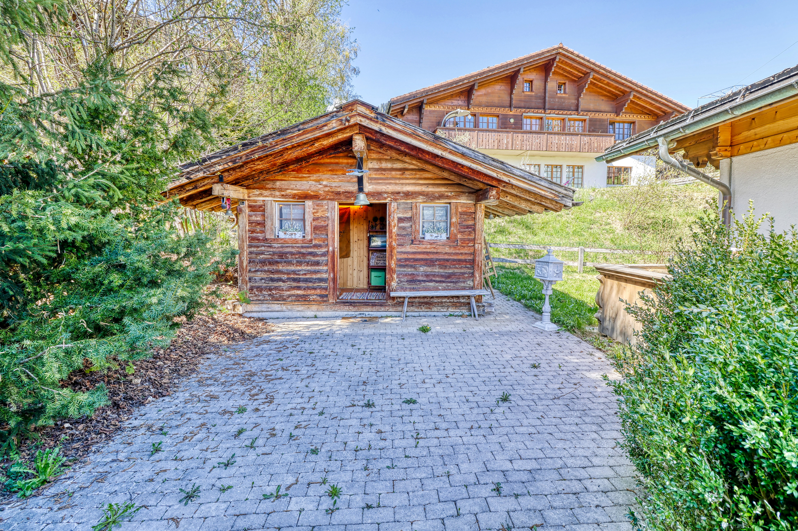 Alpines Gartenhaus mit Holzfassade