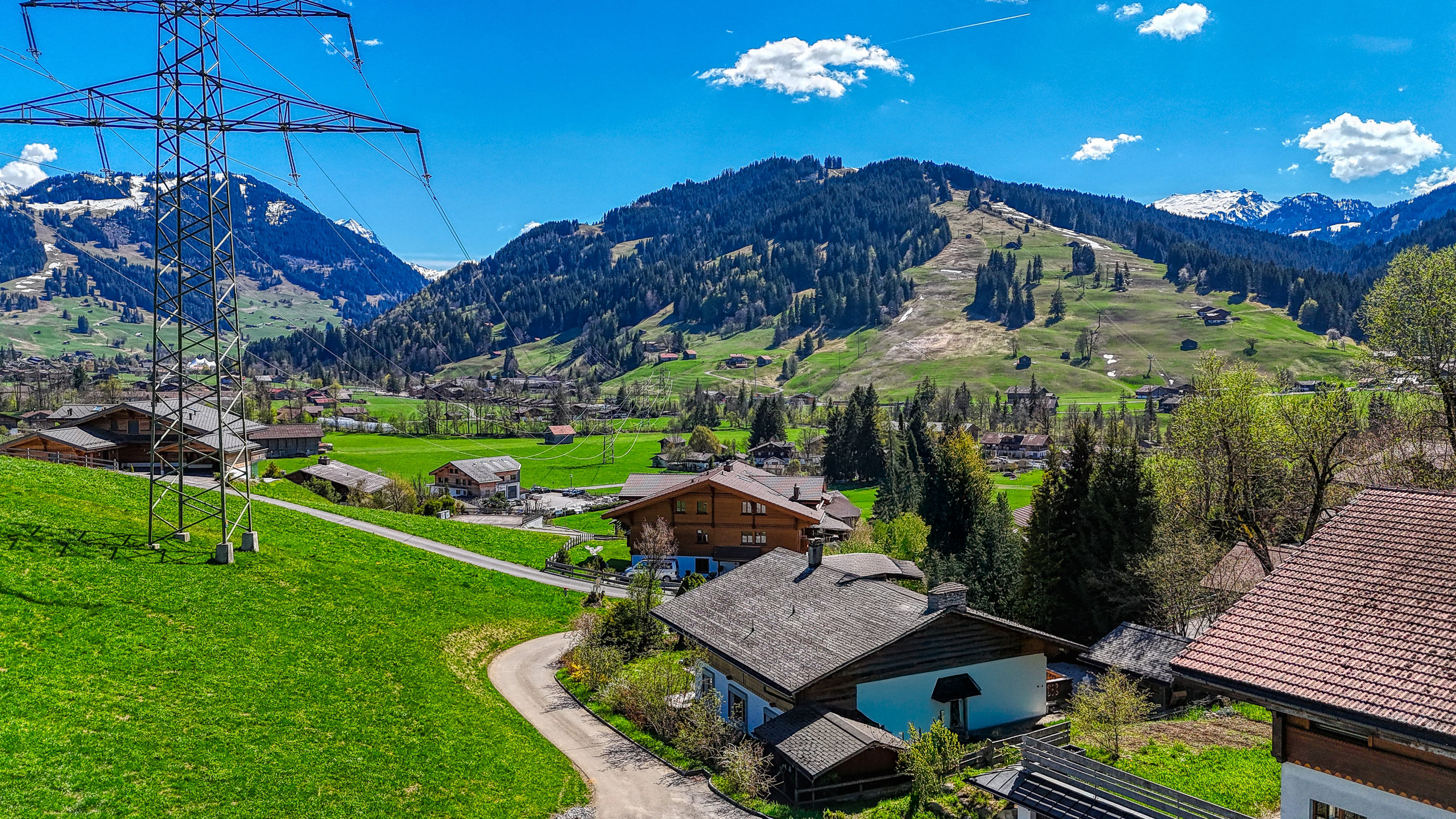 Alpines Tal mit Bergblick