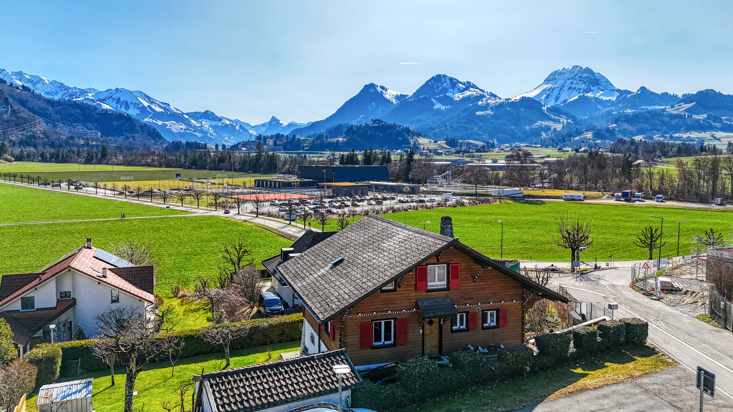 Alpenlandschaft mit Wohnhäusern