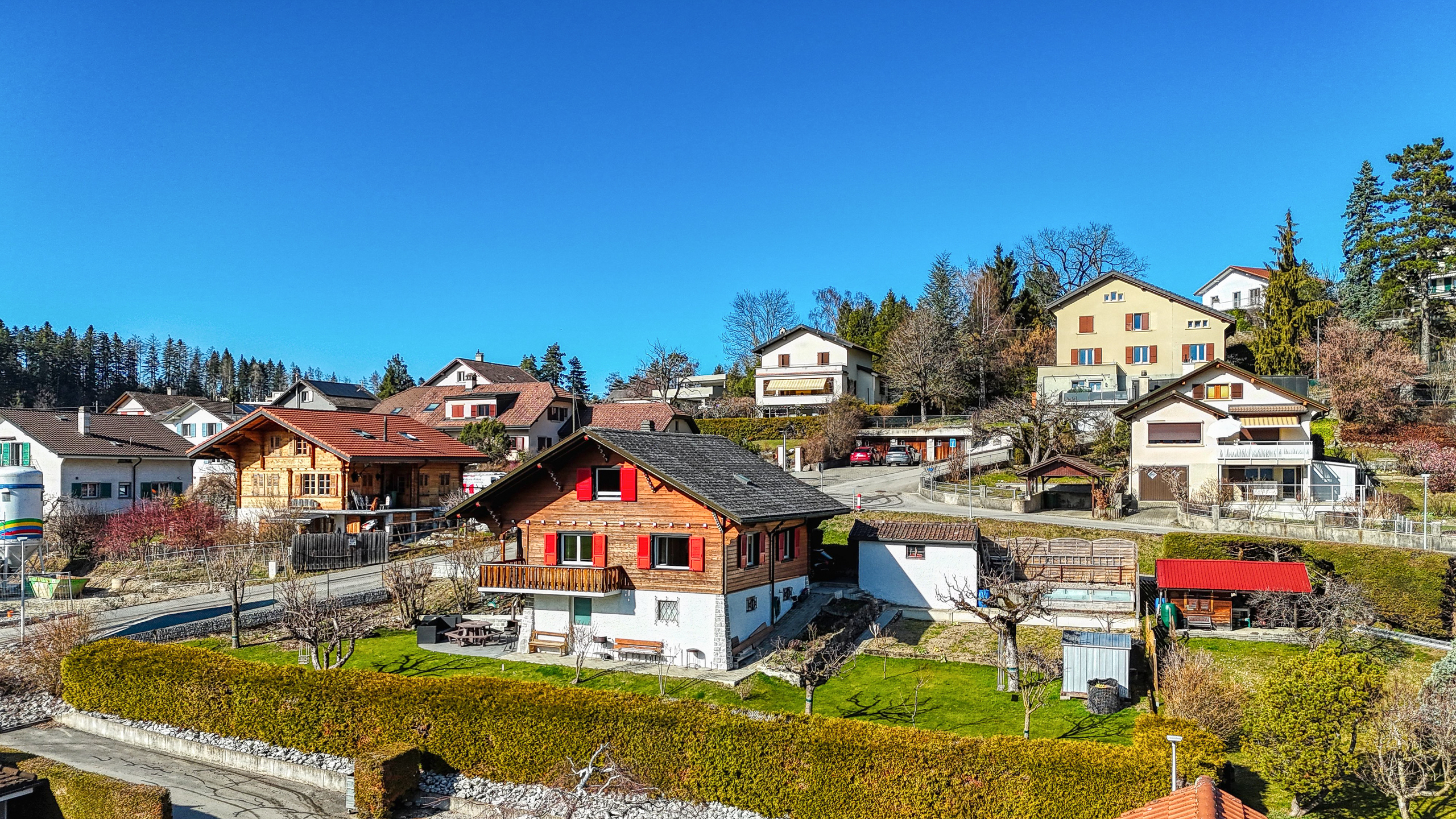 Wohngebiet mit Chalets und Einfamilienhäusern