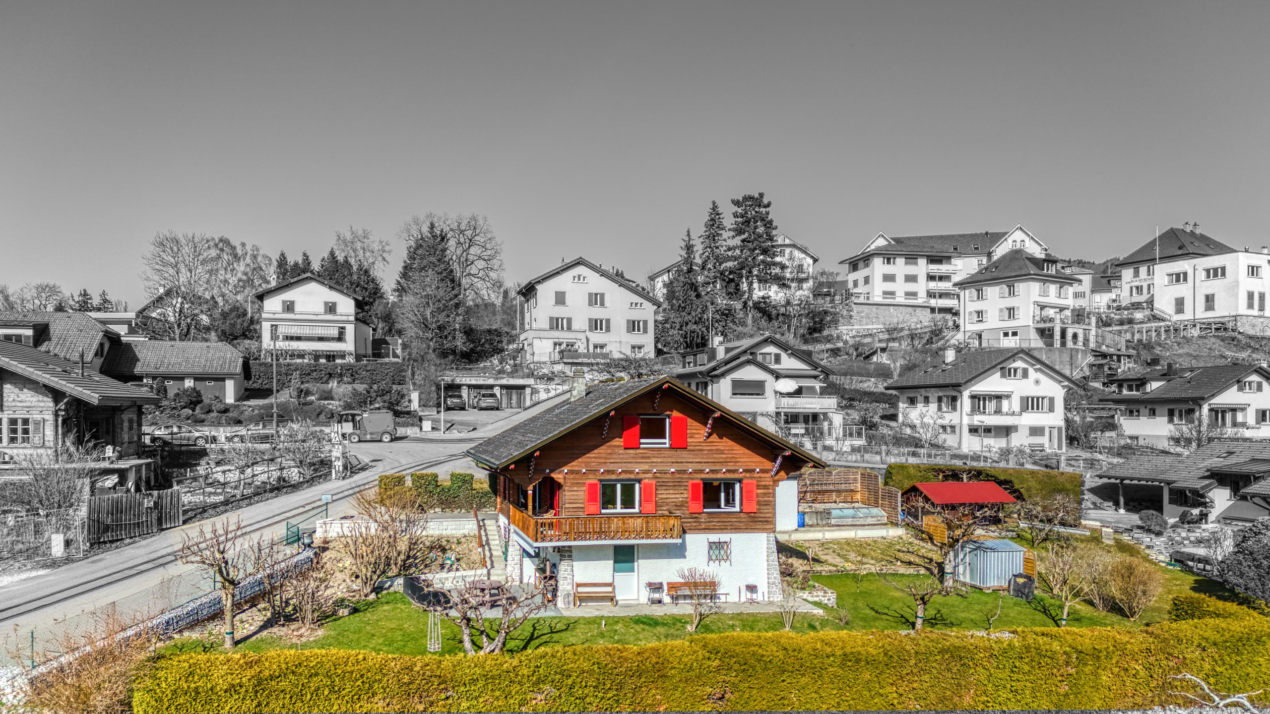 Einfamilienhaus im Hanggebiet mit Garten und Nachbarbebauung