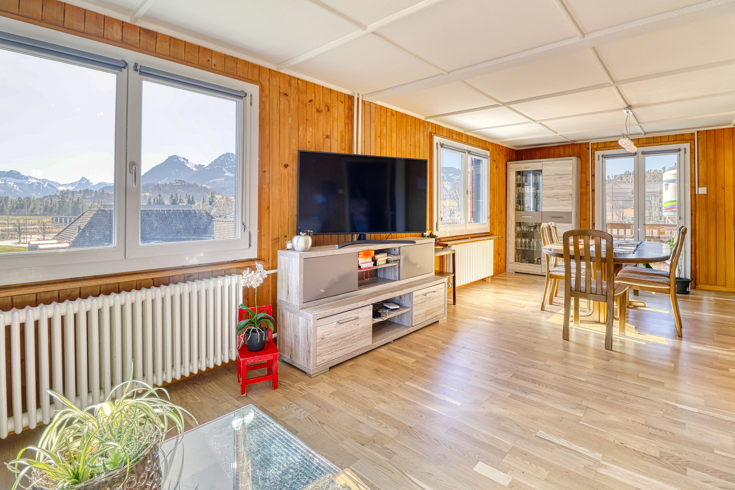 Helles Wohn- und Esszimmer mit Bergblick