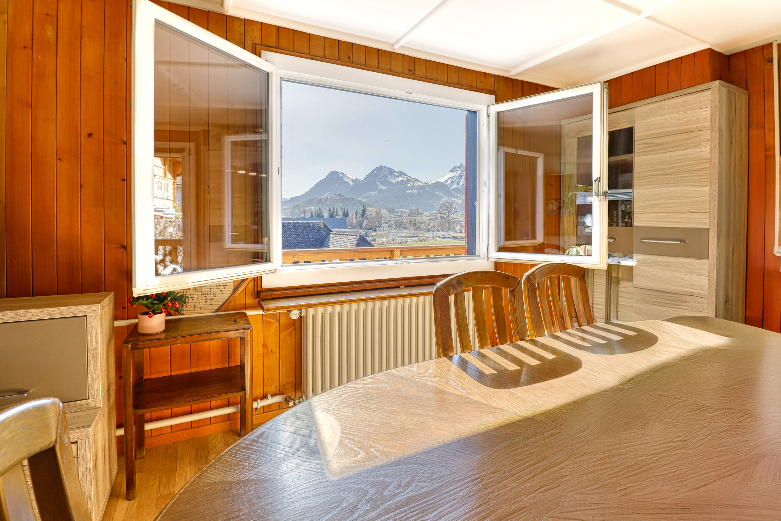 Essbereich mit Bergblick
