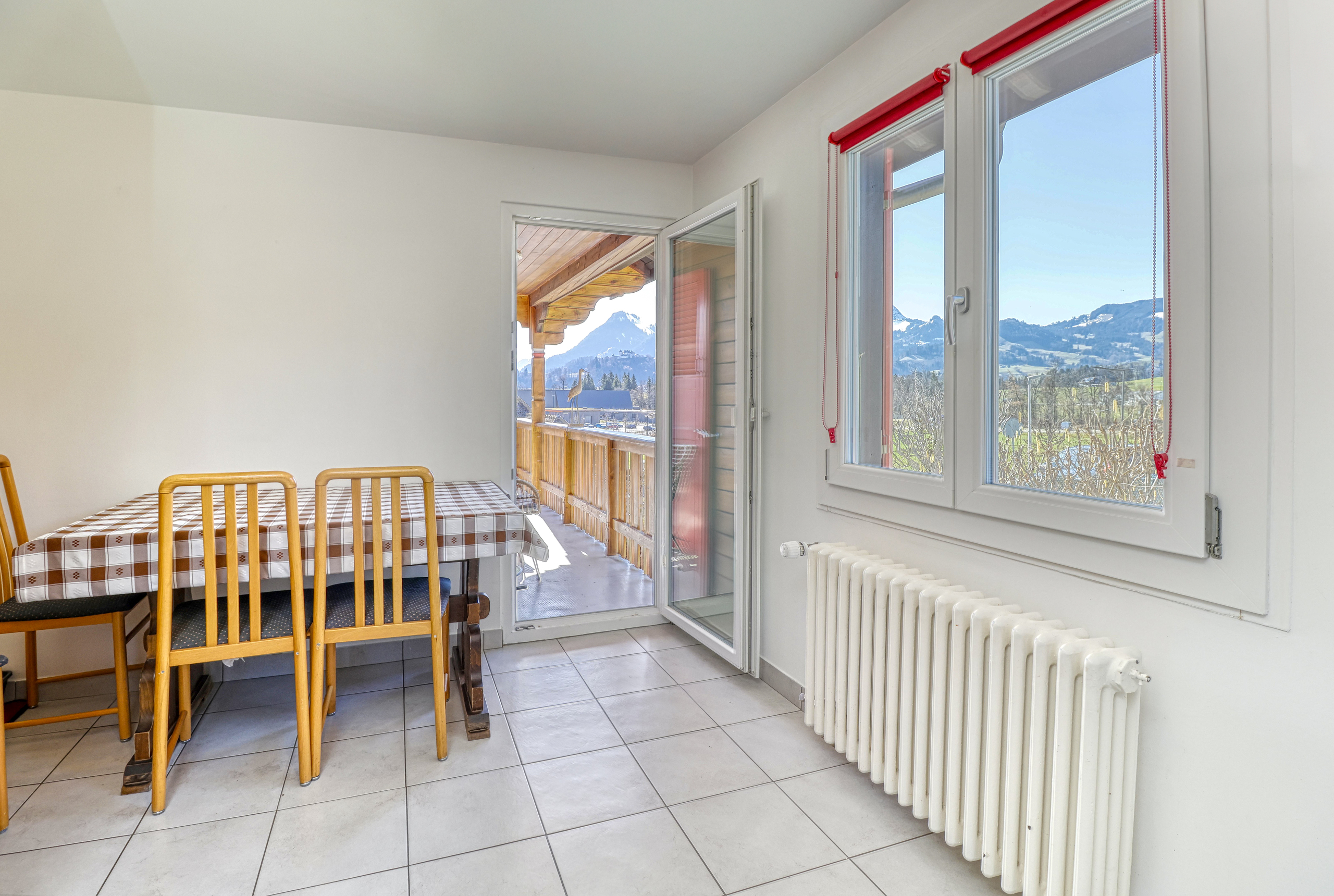 Essbereich mit Balkonblick