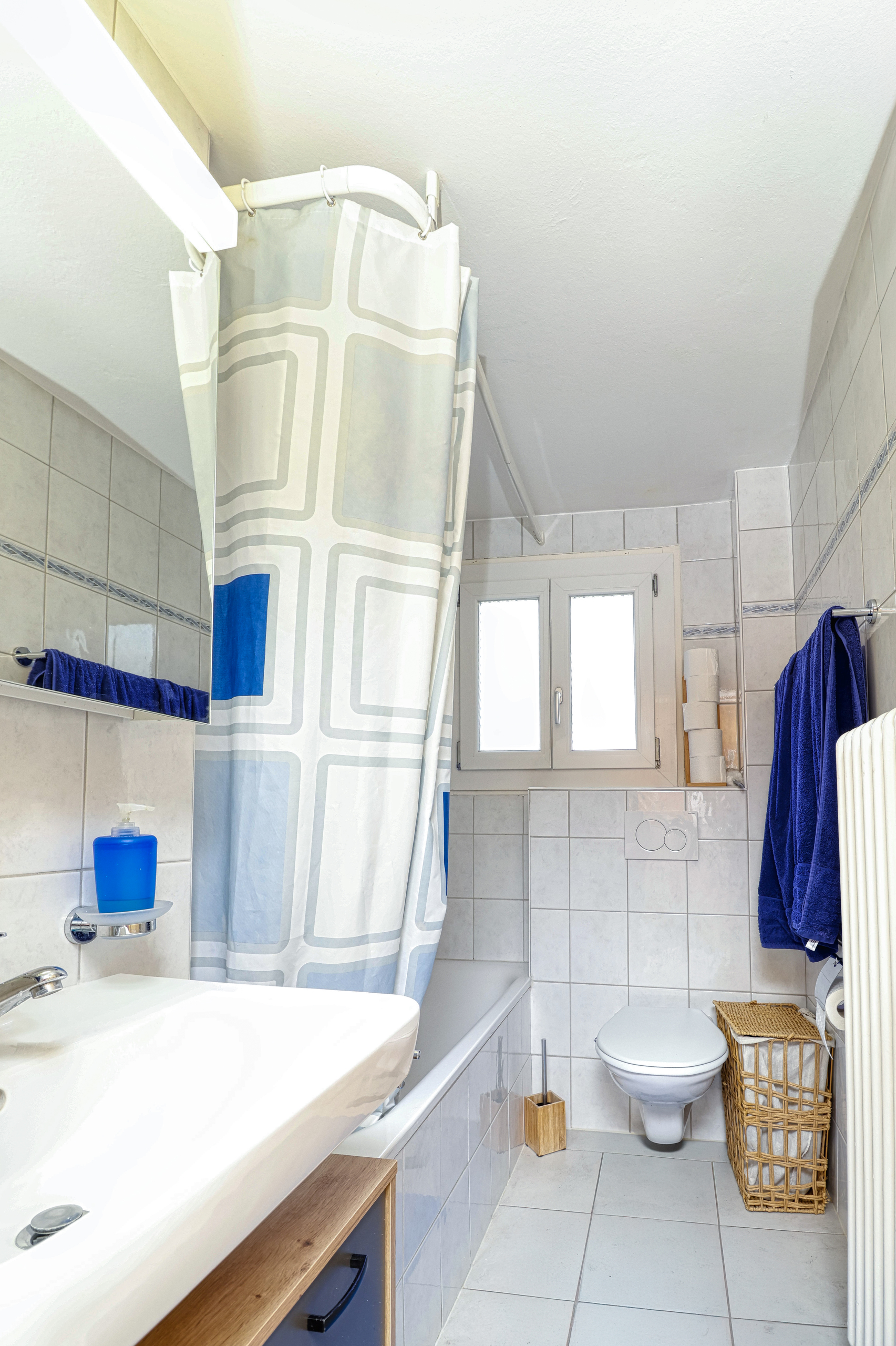 Kleines Badezimmer mit Badewanne und WC