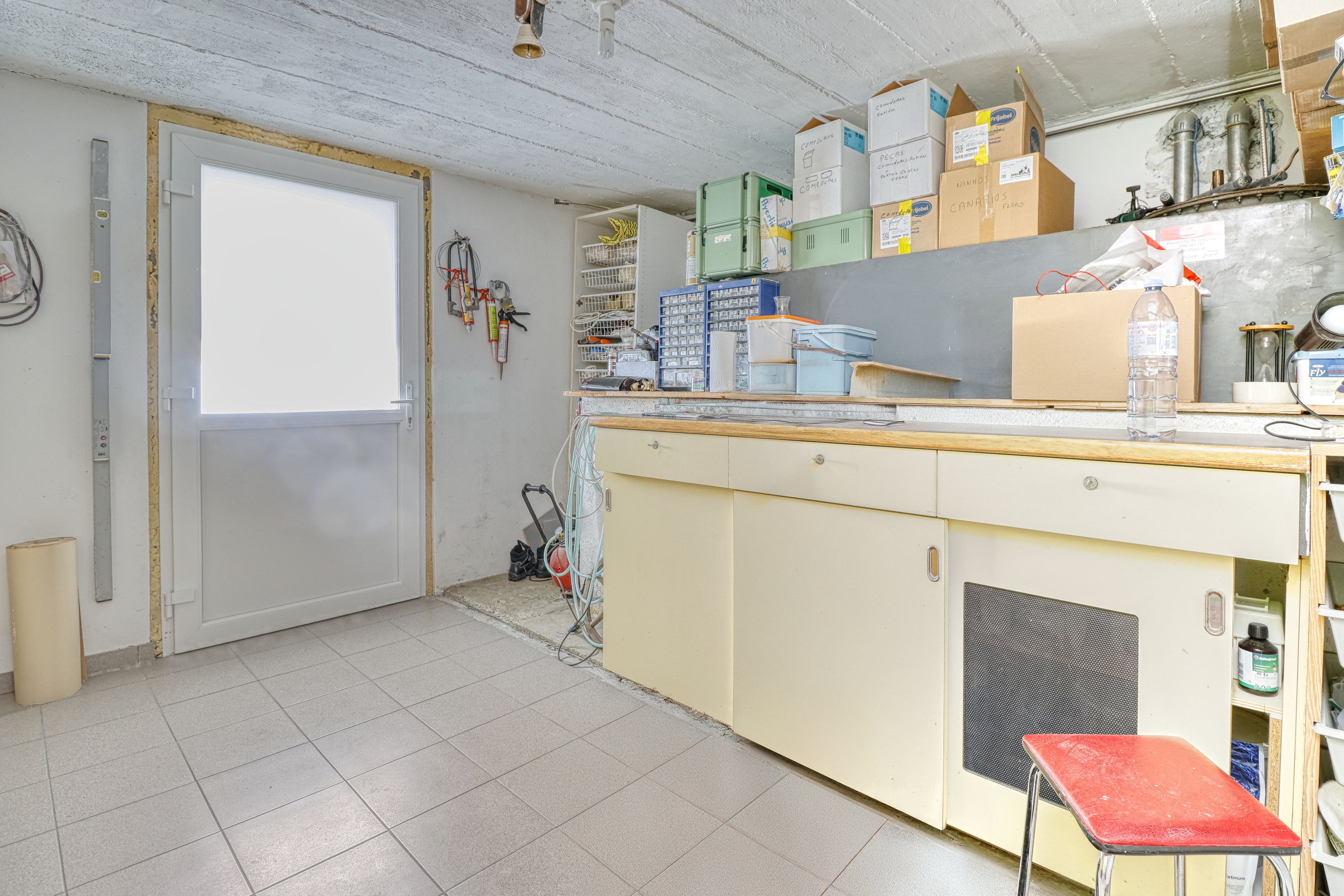 Abstell- bzw. Technikraum mit Tür und Regalen