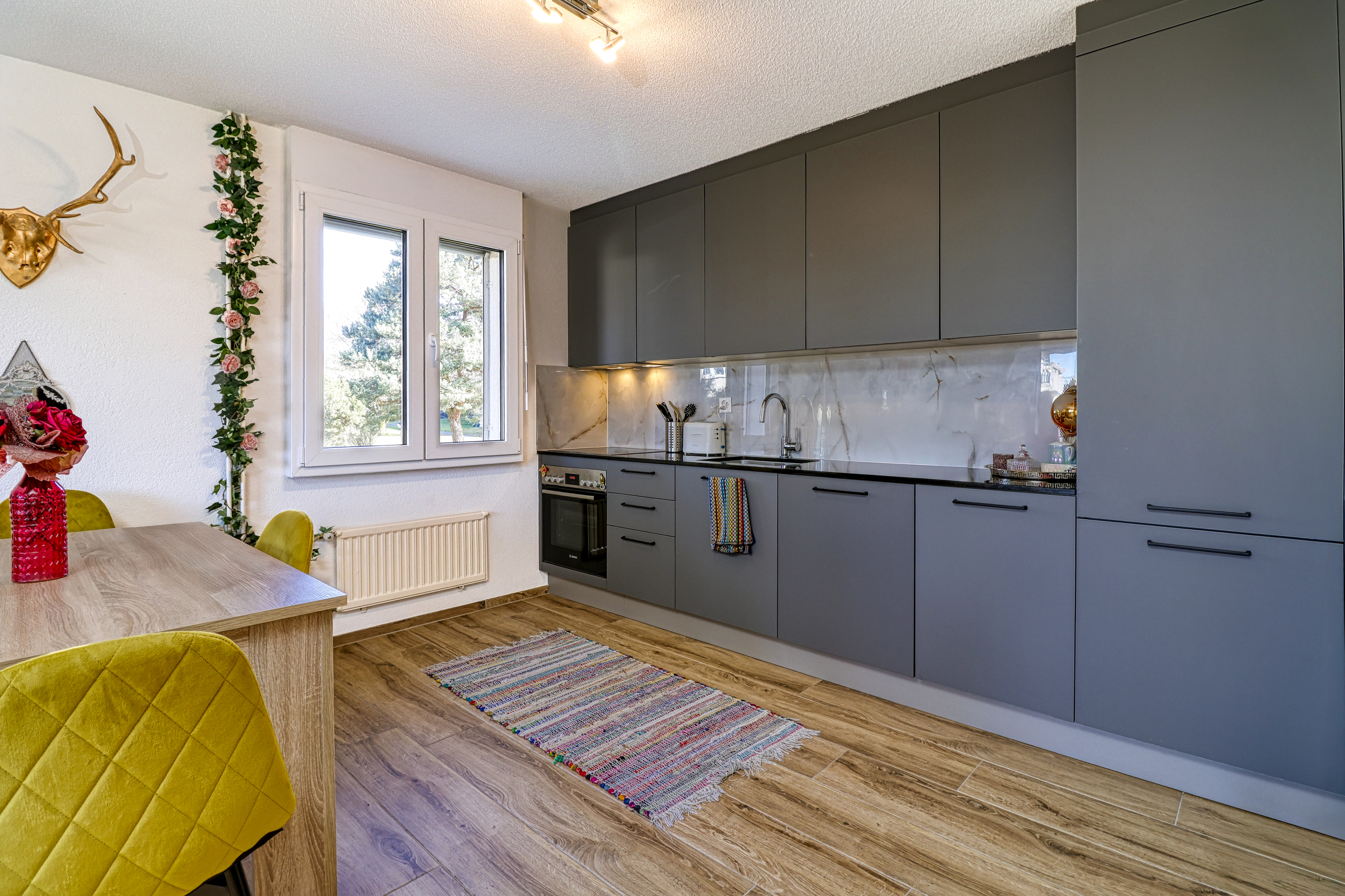 Moderne Küche mit grauen Fronten