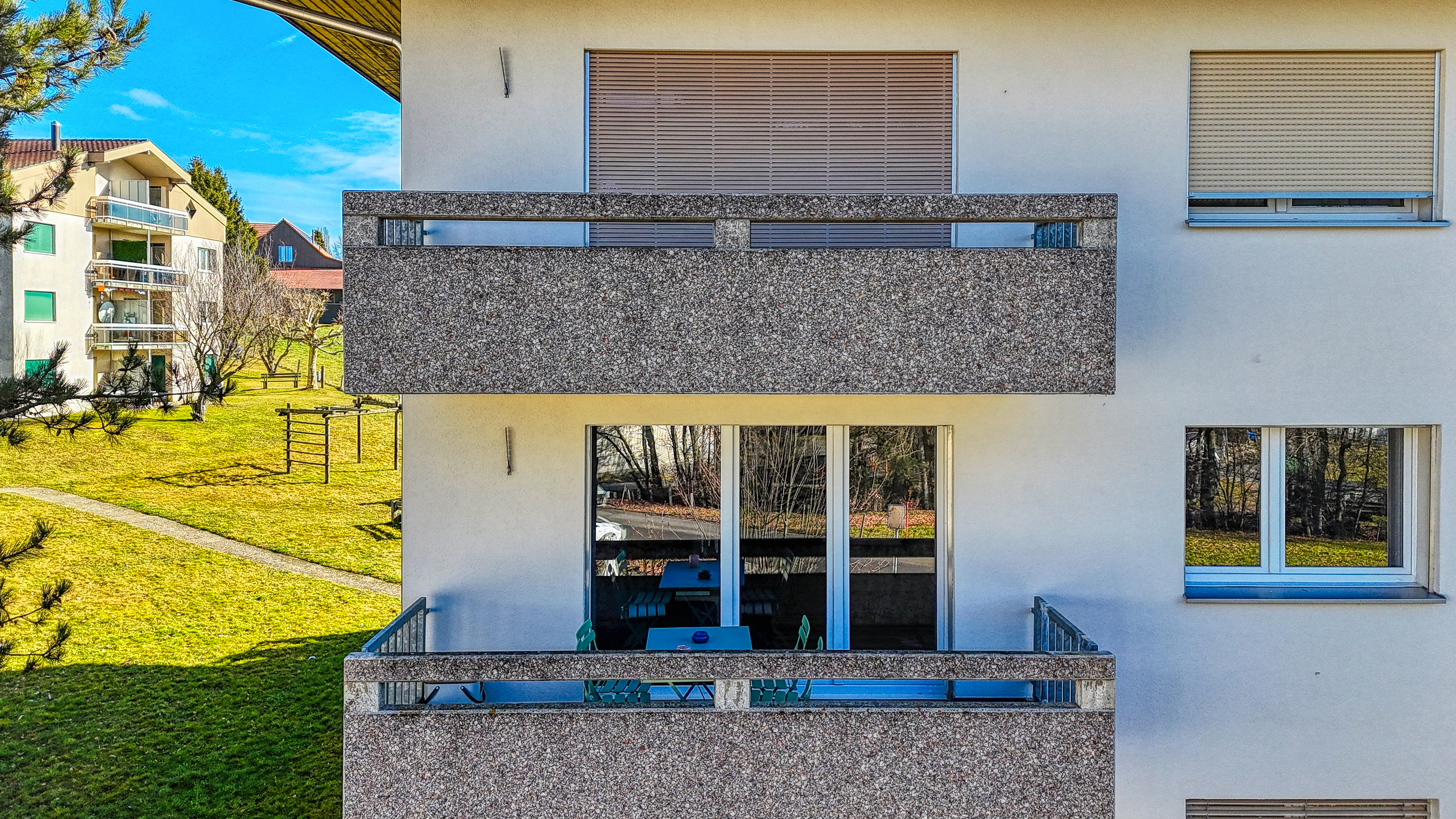 Außenansicht eines Mehrfamilienhauses mit Balkon