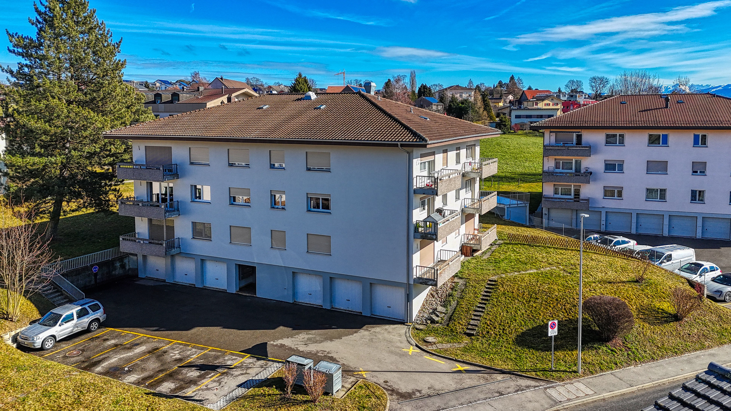 Mehrfamilienhaus mit Parkplätzen und Balkonen