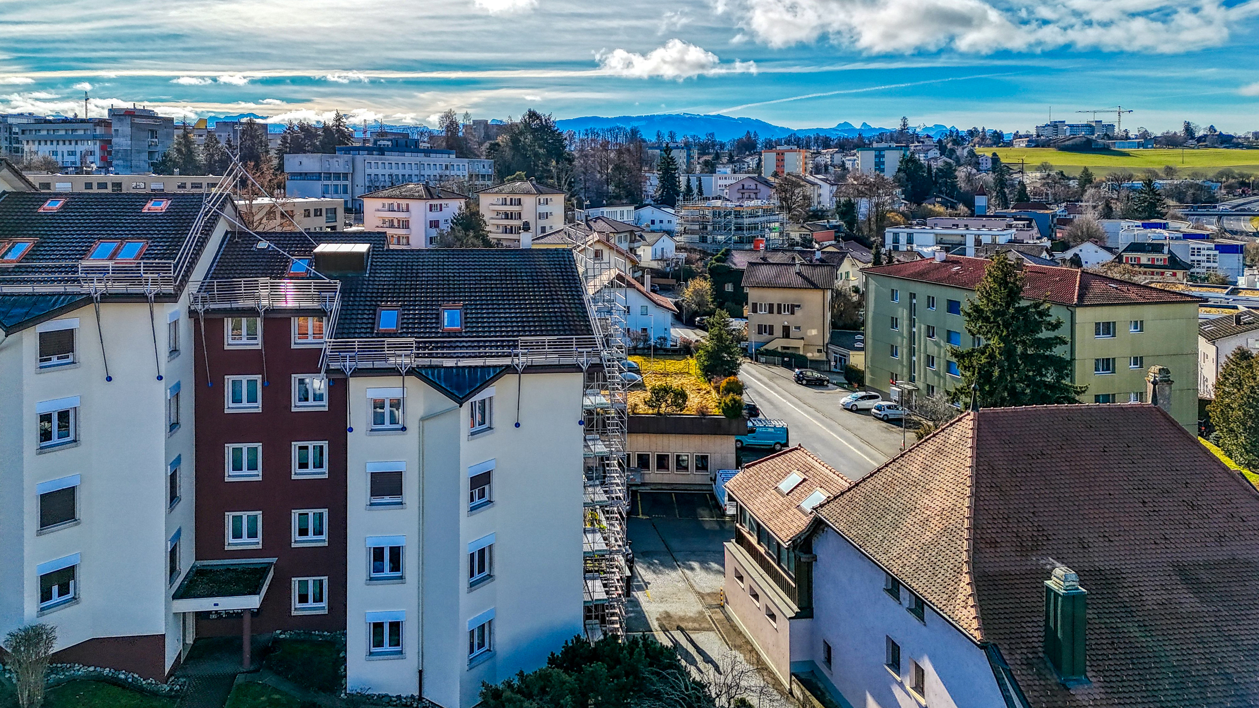 Wohngebiet mit Mehrfamilienhäusern und Bergblick