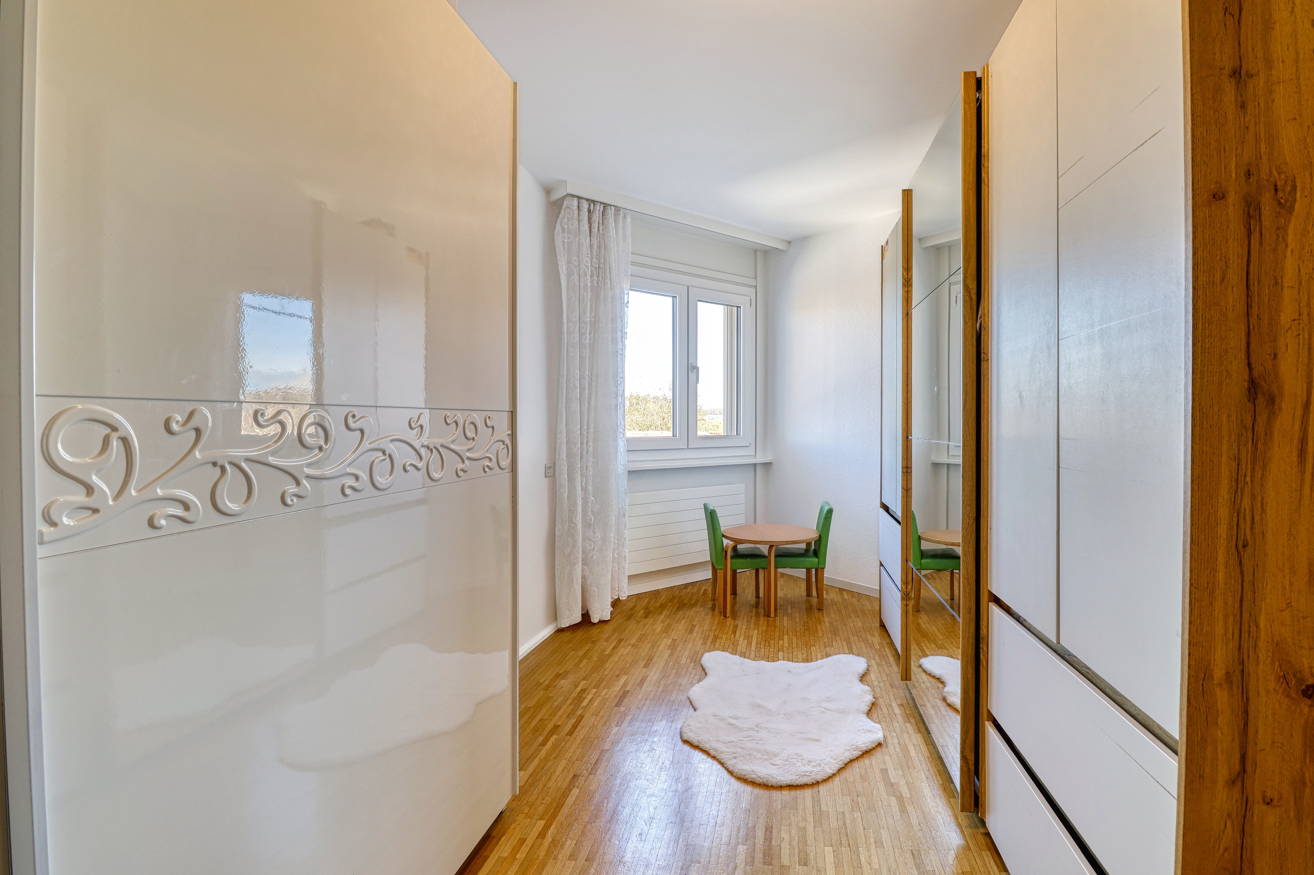 Heller Flur mit Holzparkett und Einbauschrank