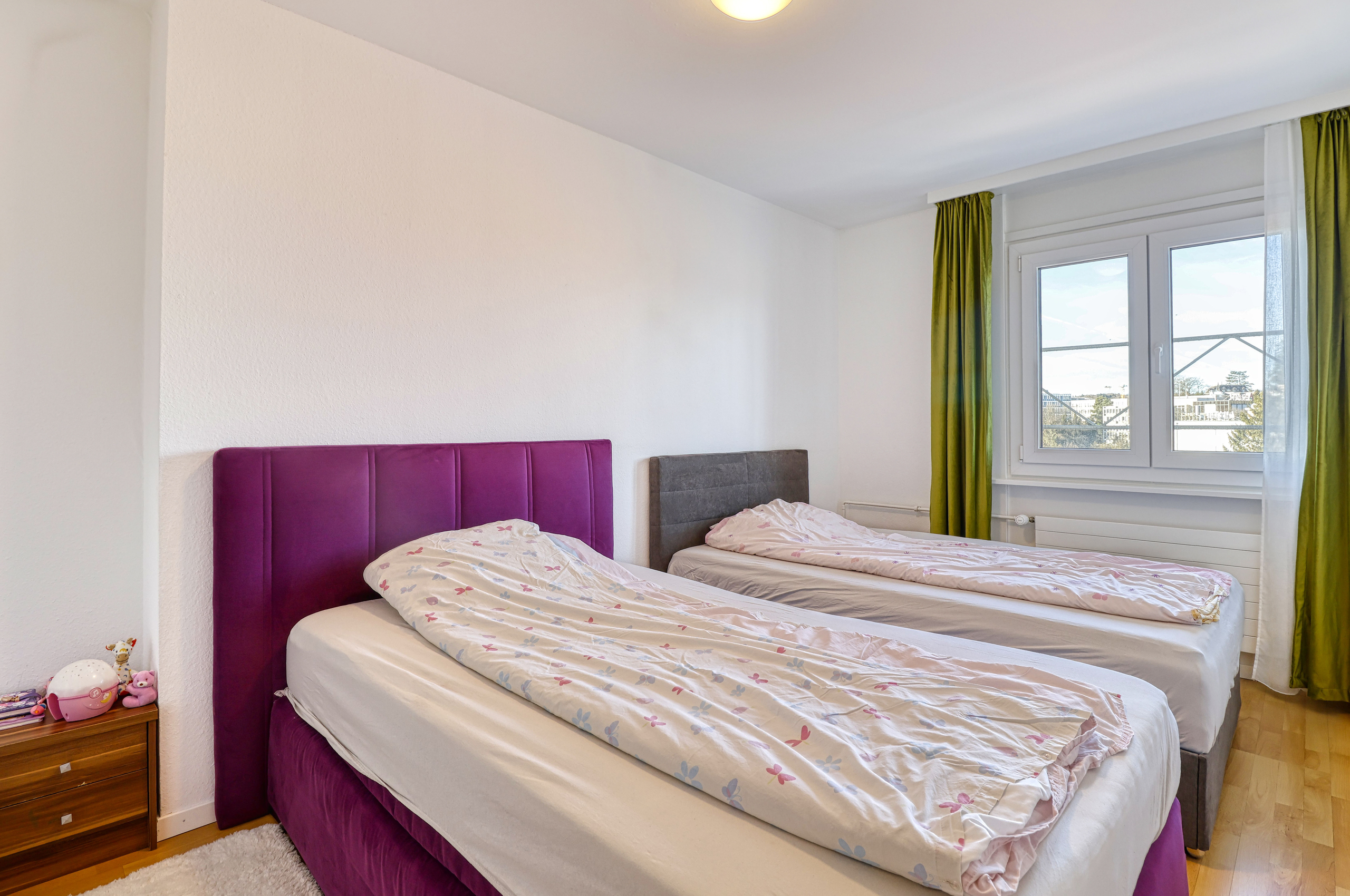 Helles Schlafzimmer mit zwei Einzelbetten