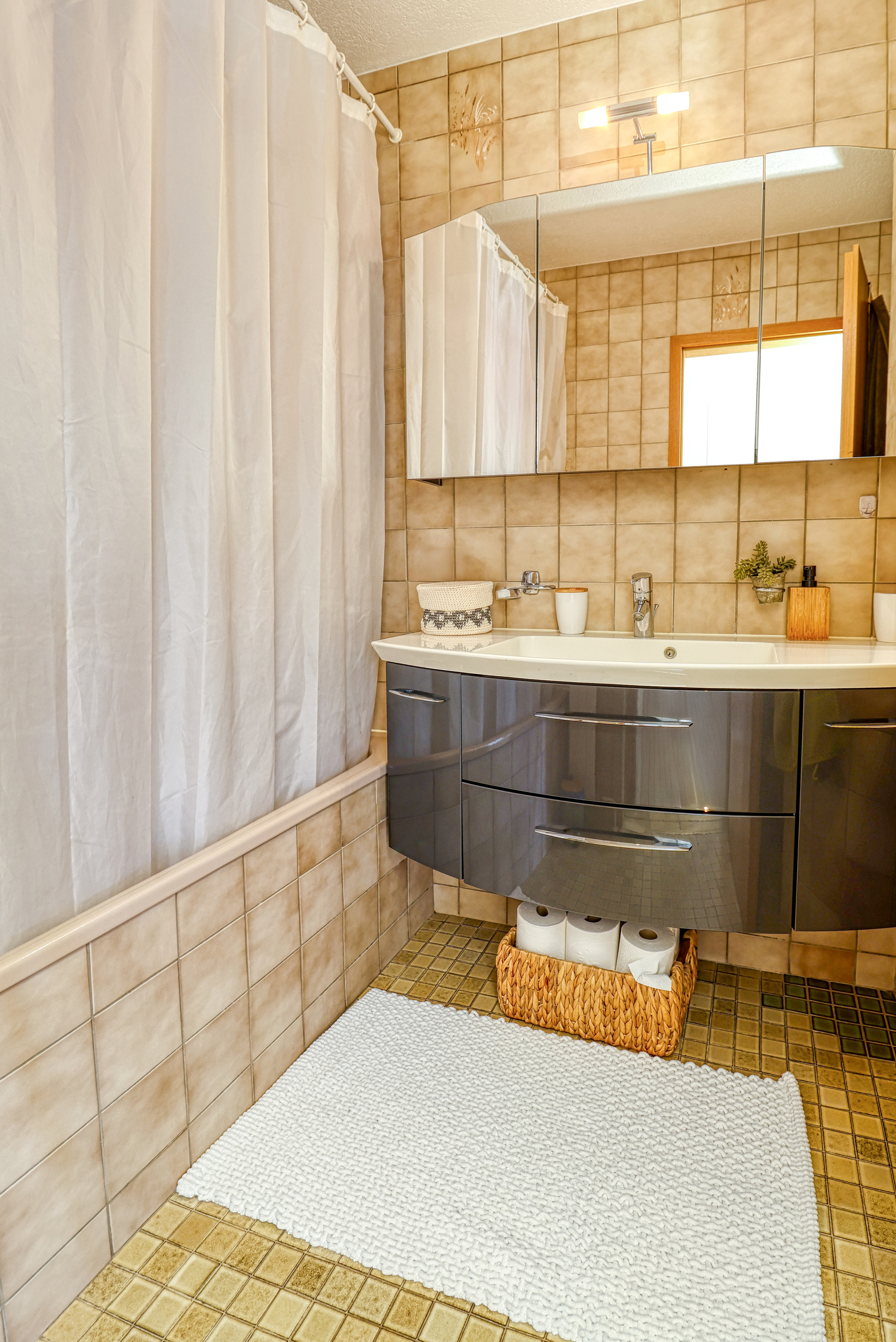 Badezimmer mit Wannenbereich und Waschtisch