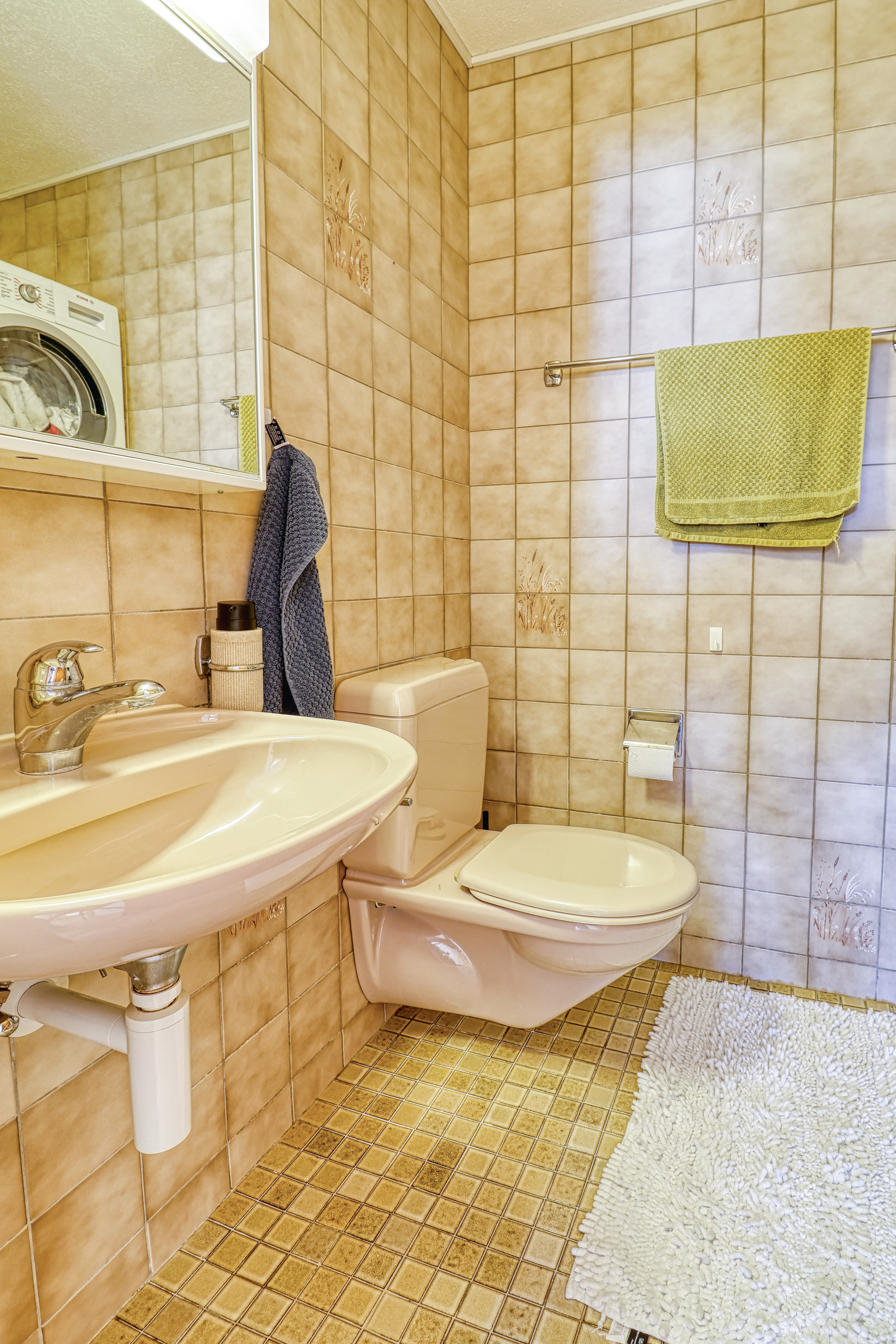 Kleines Badezimmer mit Toilette und Waschbecken