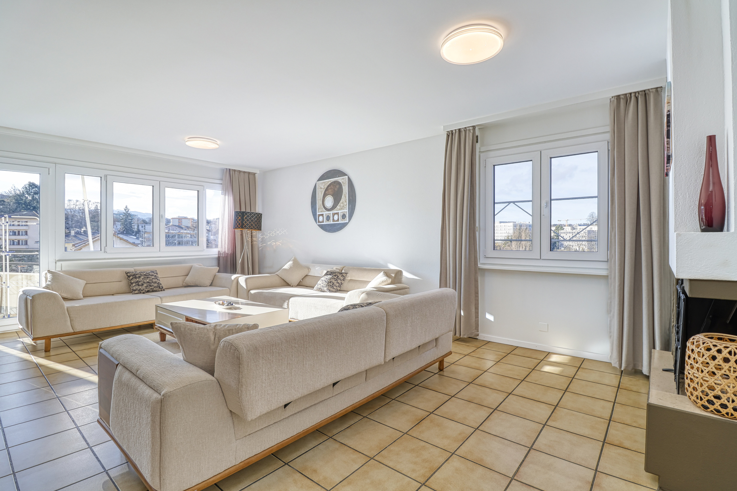 Helles Wohnzimmer mit Stadtblick