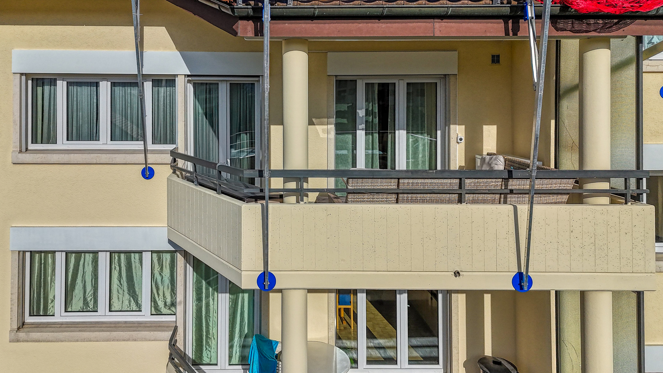 Balkonansicht eines Mehrfamilienhauses