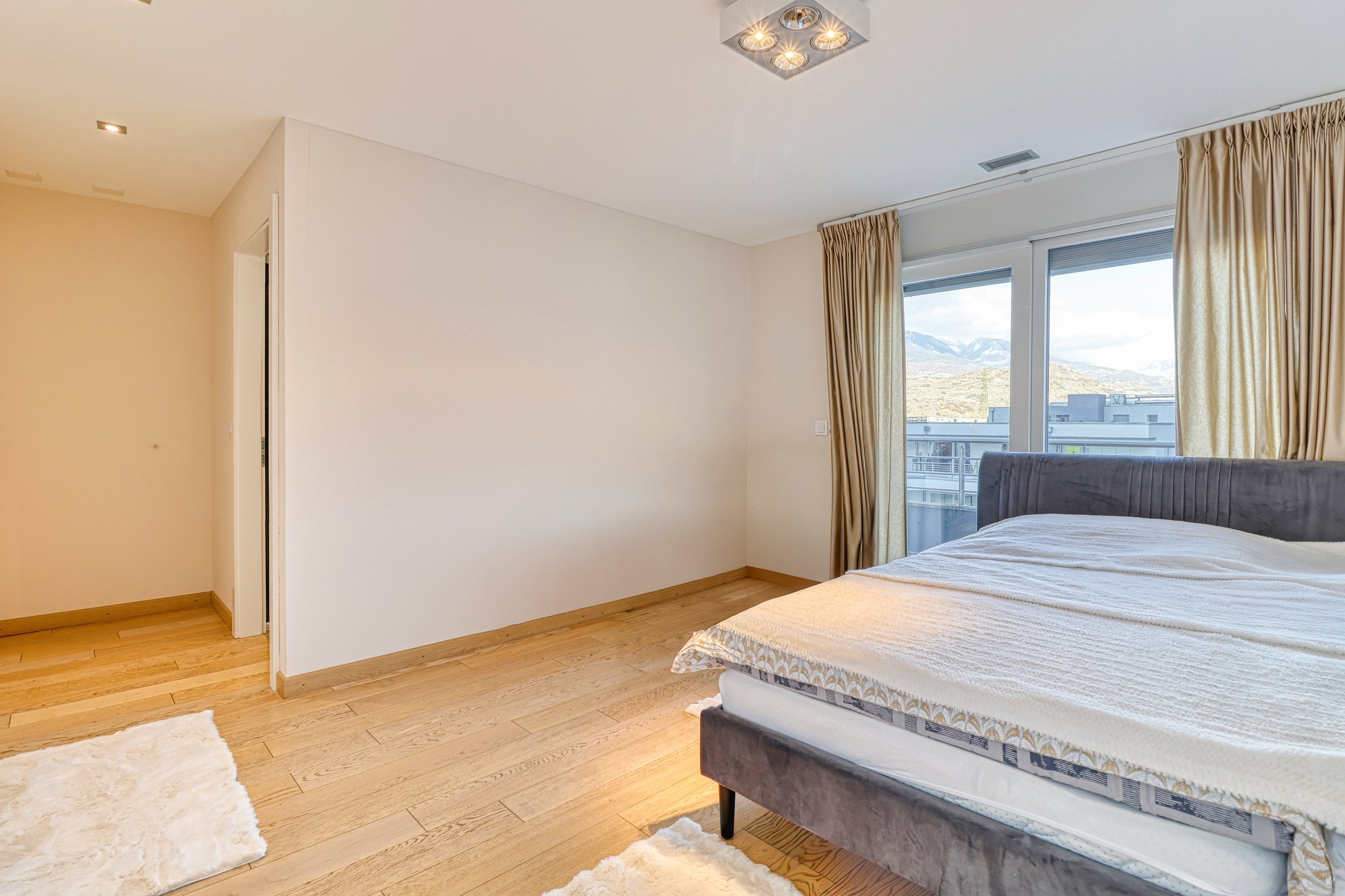 Helles Schlafzimmer mit Bergblick