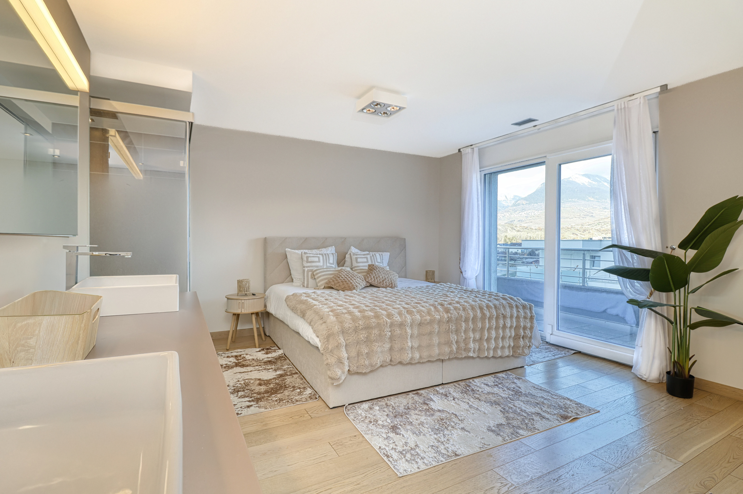 Modernes Schlafzimmer mit Balkonblick