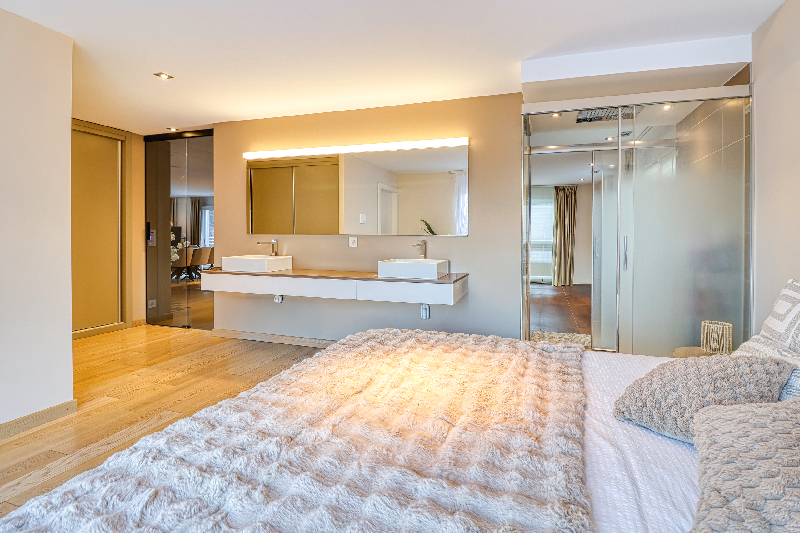 Modernes Schlafzimmer mit Bad en suite