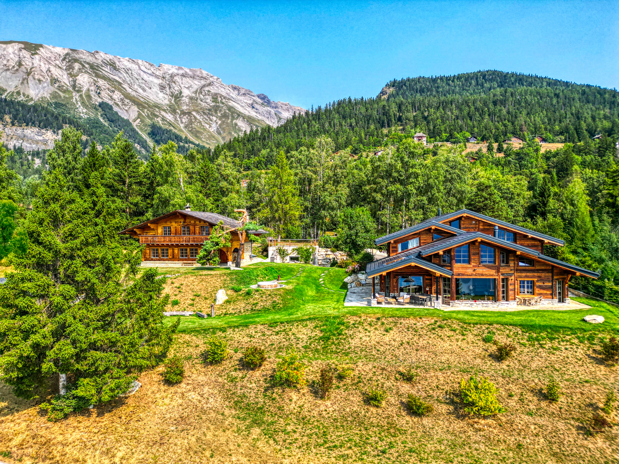 Alpine Chalets mit Bergpanorama