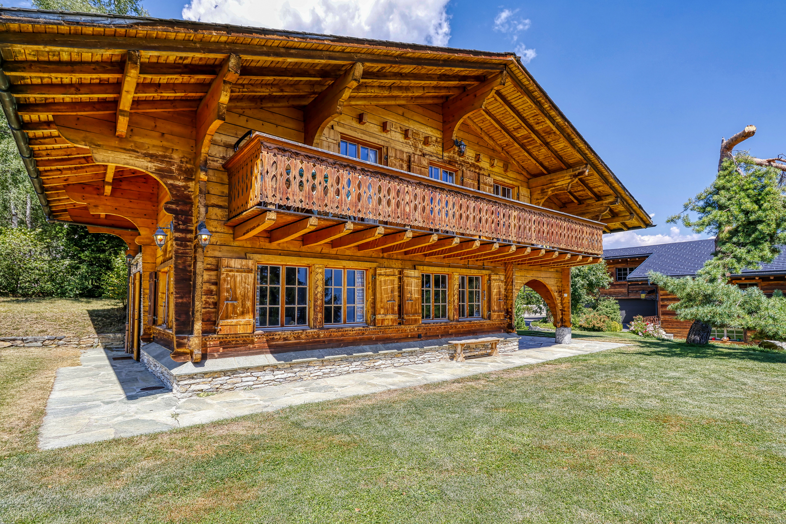 Rustikales Holzchalet mit Balkon