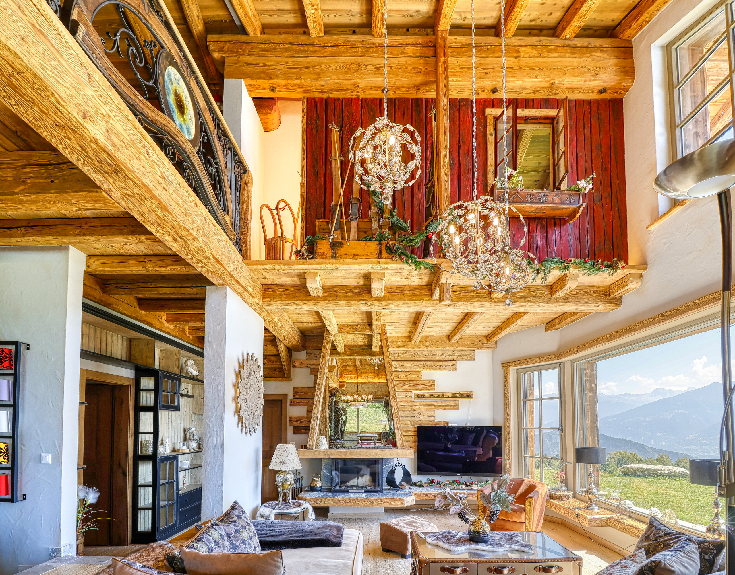 Rustikales Loft-Wohnzimmer mit Alpenblick