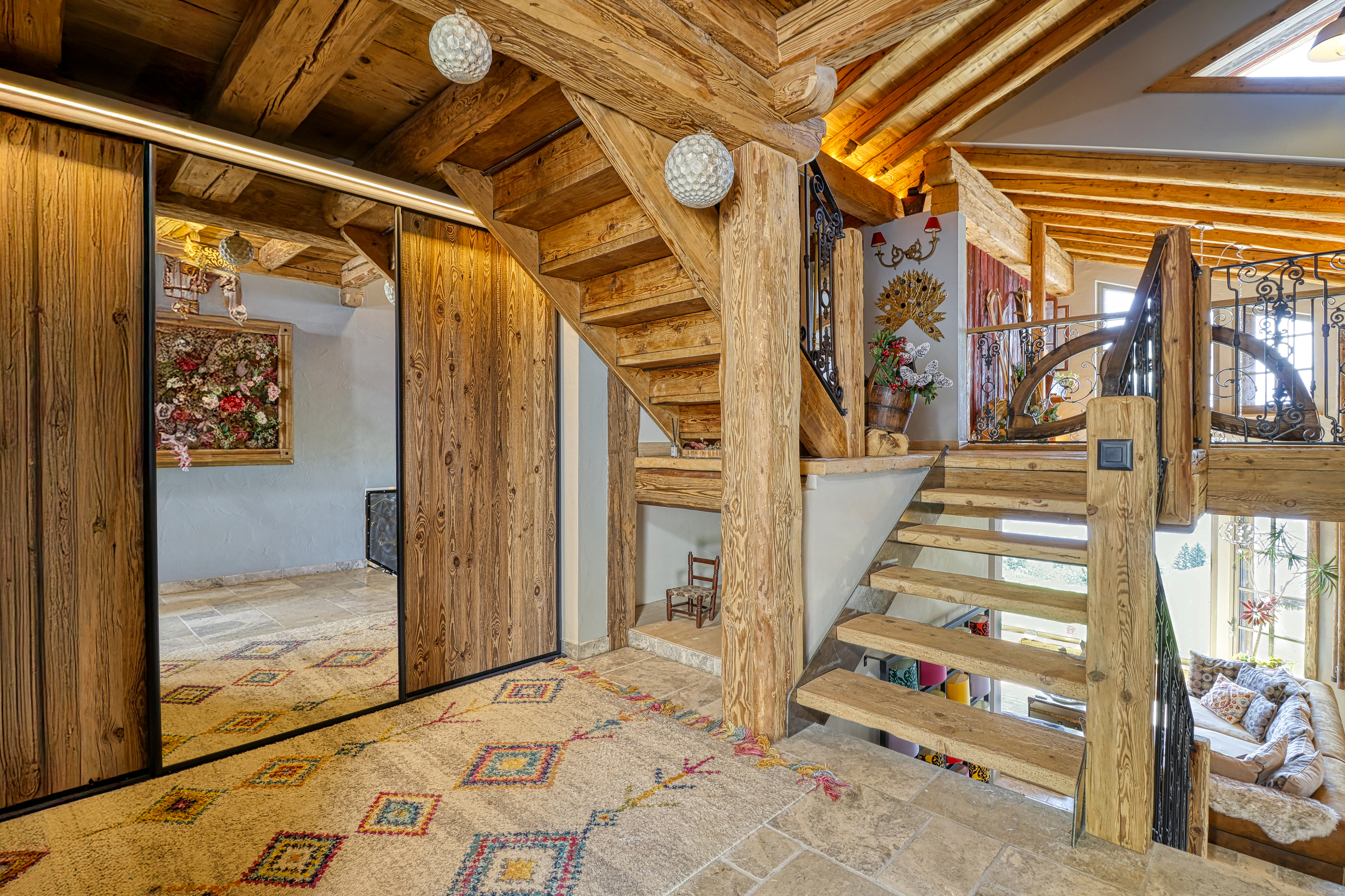 Rustikale Treppenempore mit Holzdetails