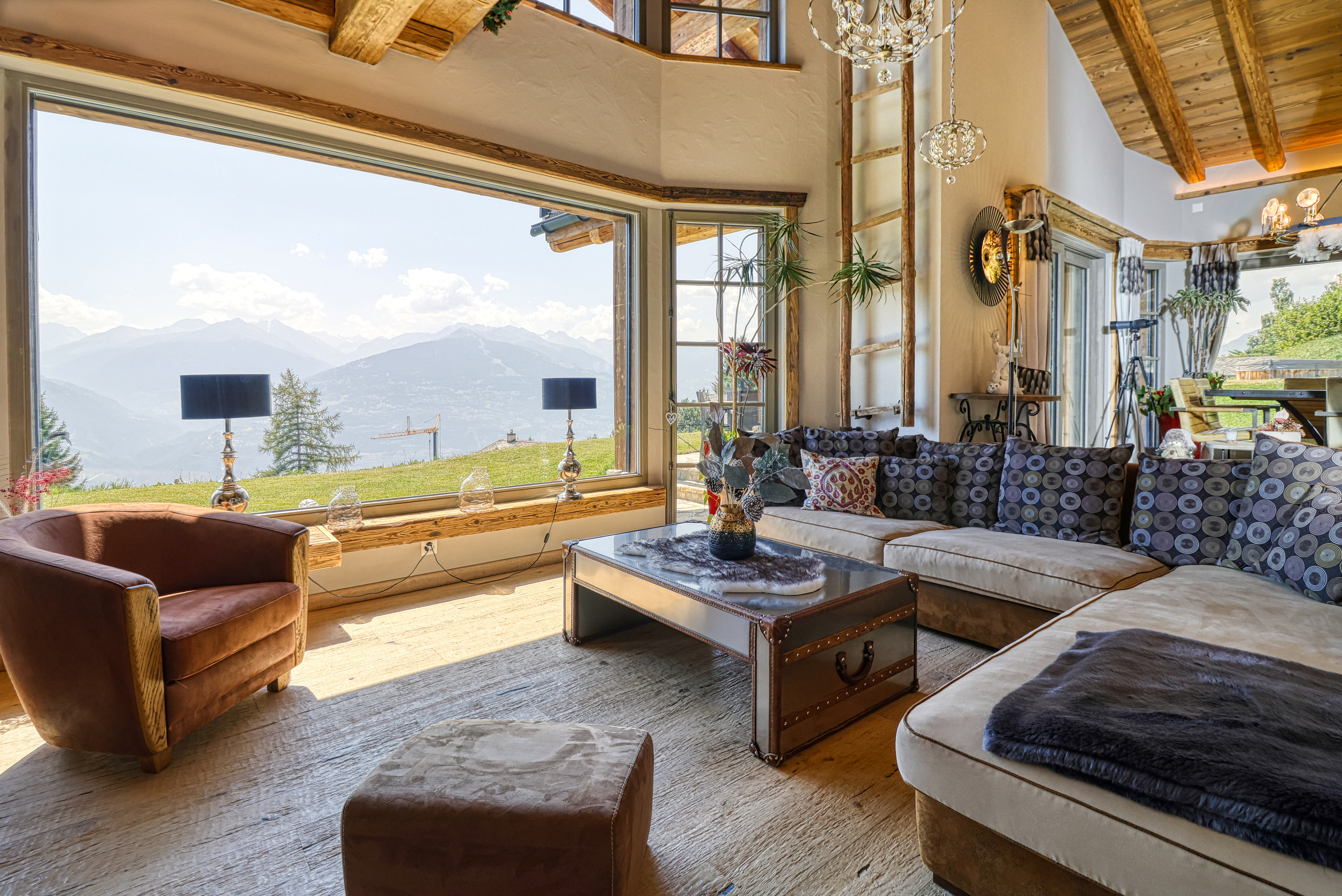 Gemütliches Wohnzimmer mit Bergblick