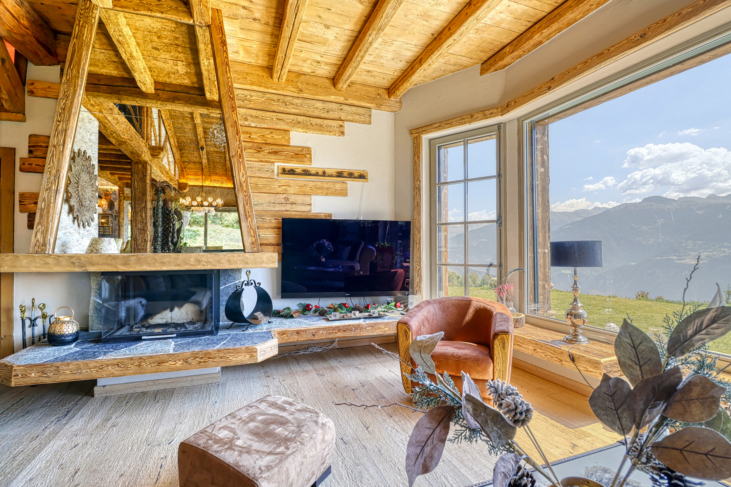 Gemütliches Chalet-Wohnzimmer mit Bergblick