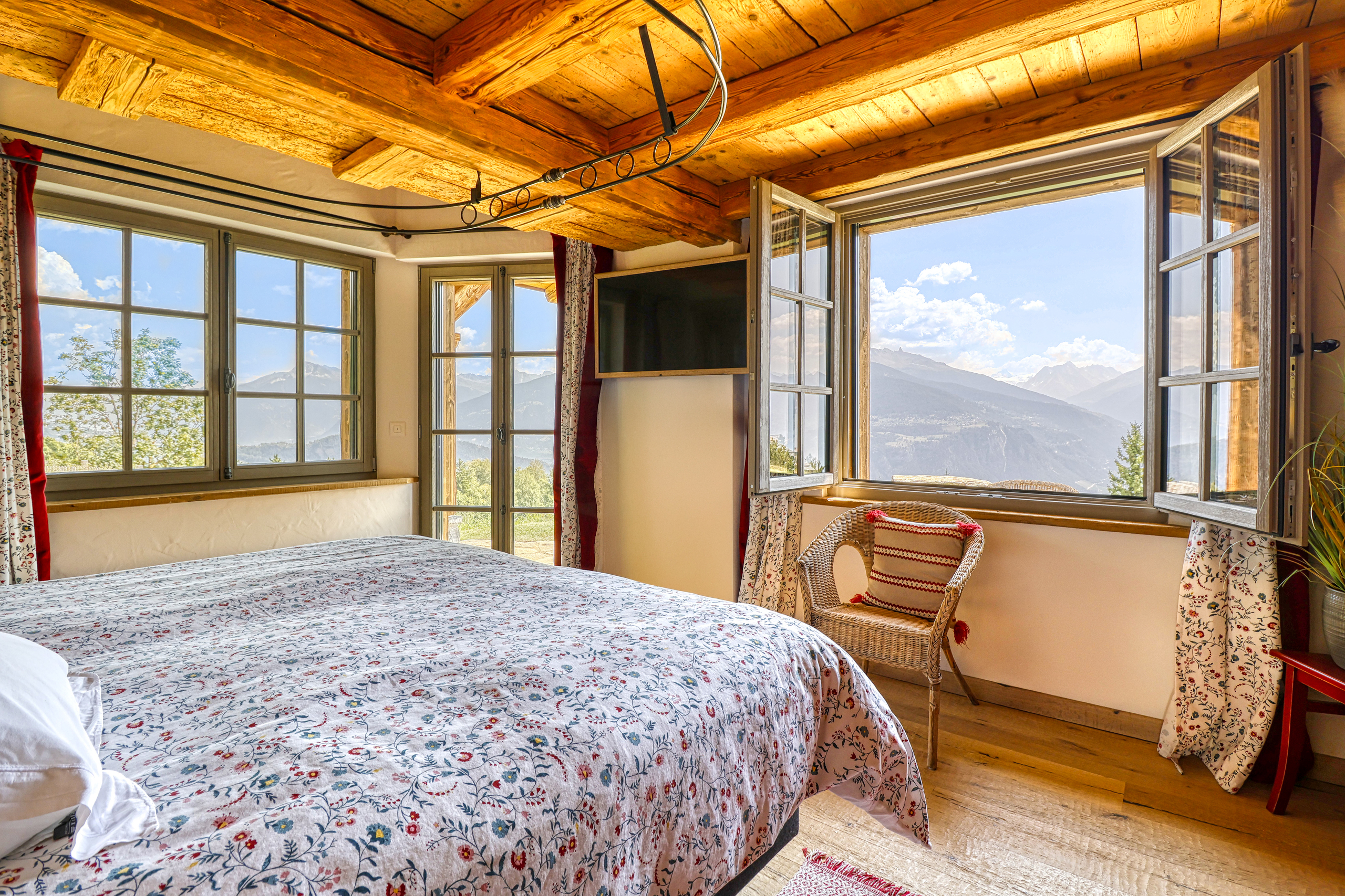 Gemütliches Schlafzimmer mit Alpenblick