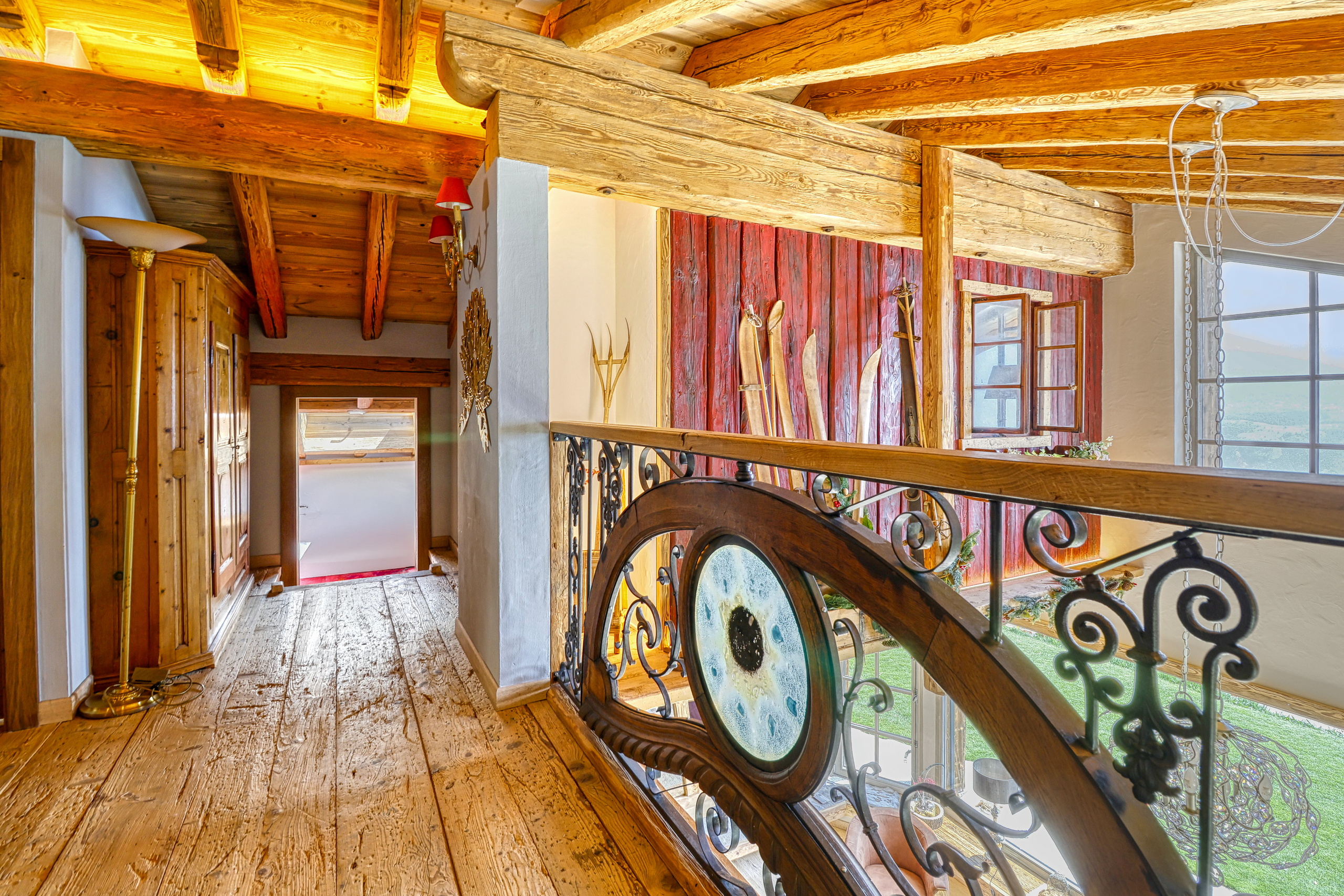 Rustikale Galerie mit Holzbalken
