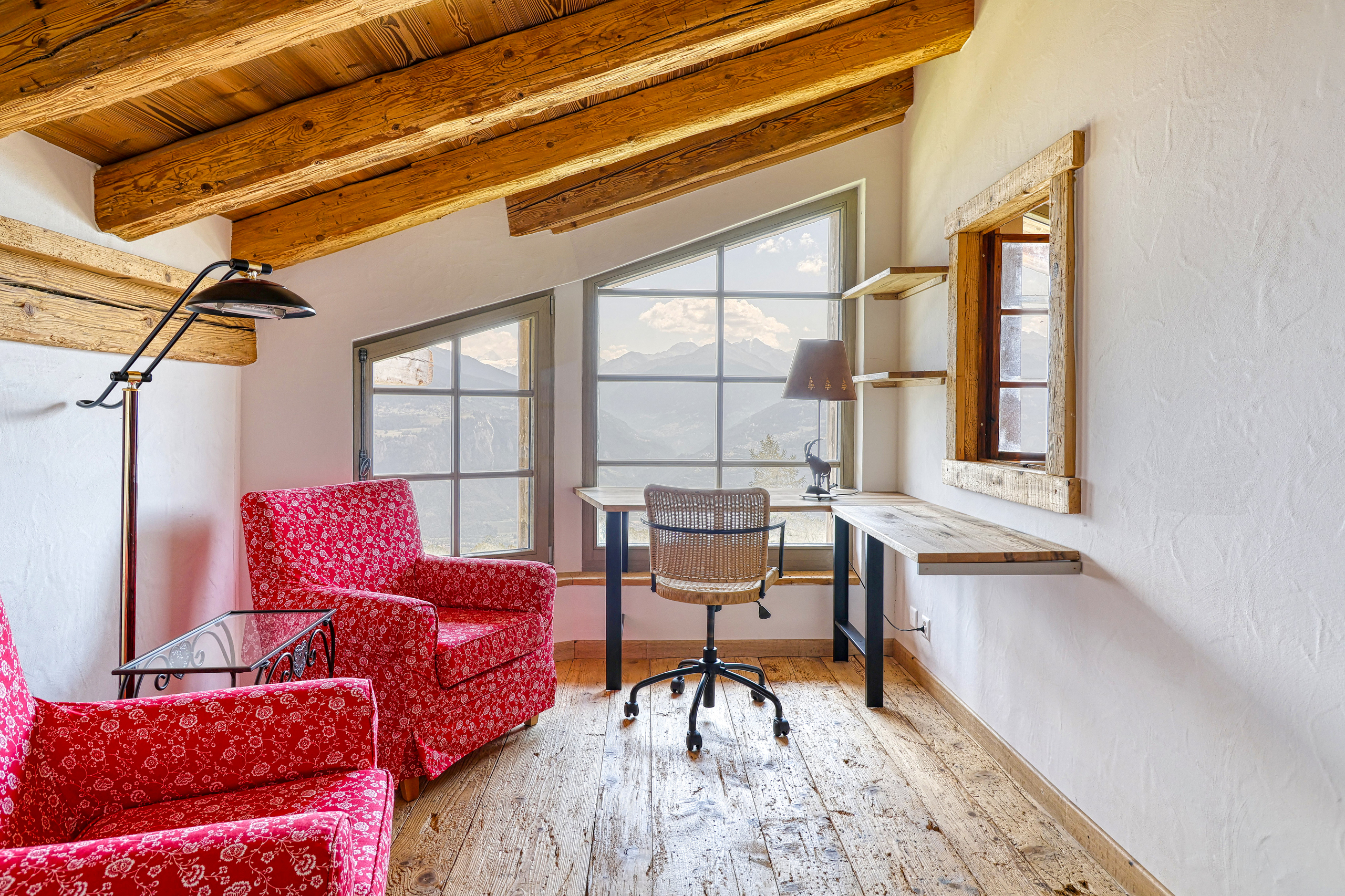 Gemütliches Arbeitszimmer mit Bergblick