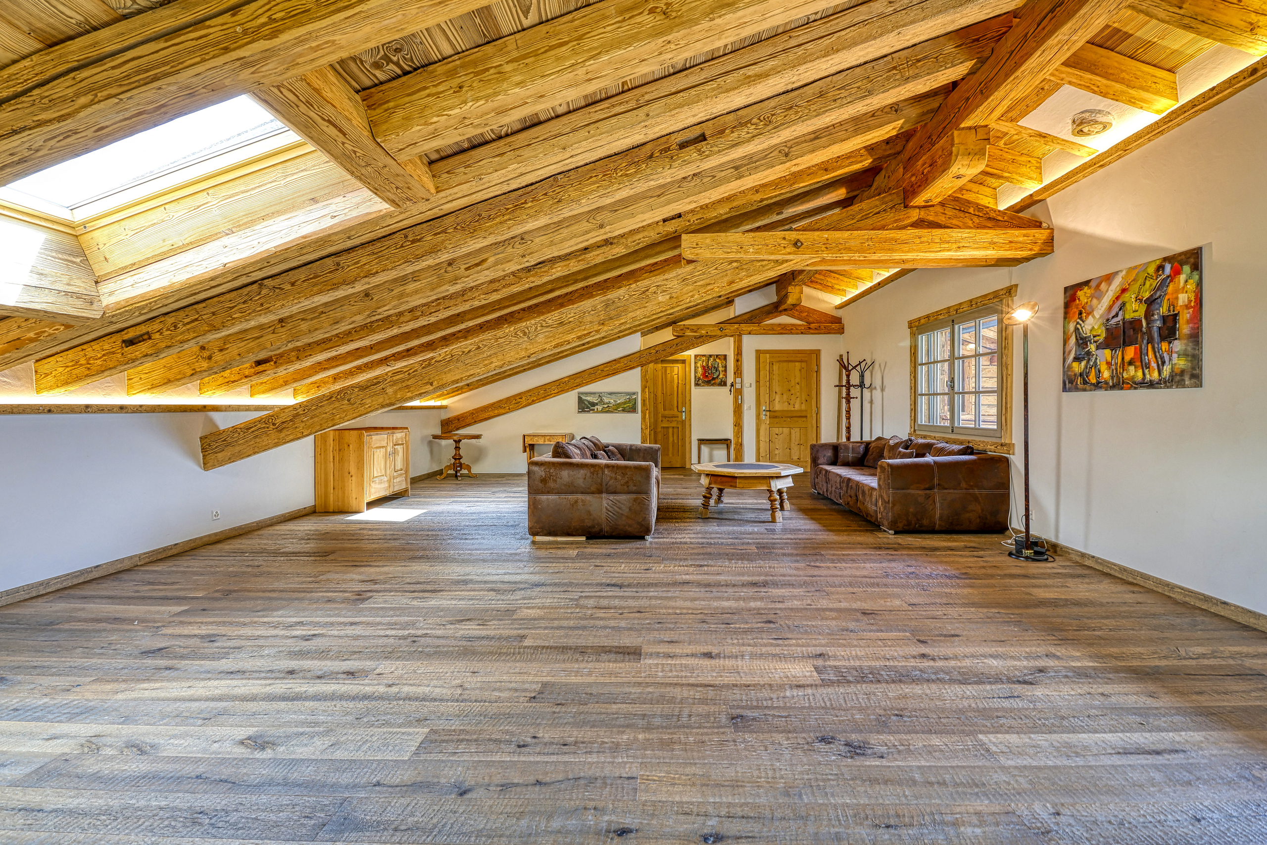 Dachgeschoss-Wohnraum mit Holzbalken