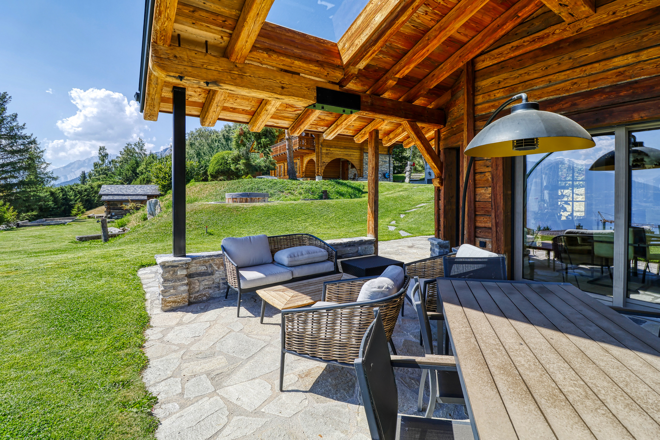 Alpen-Terrasse mit rustikaler Holzarchitektur