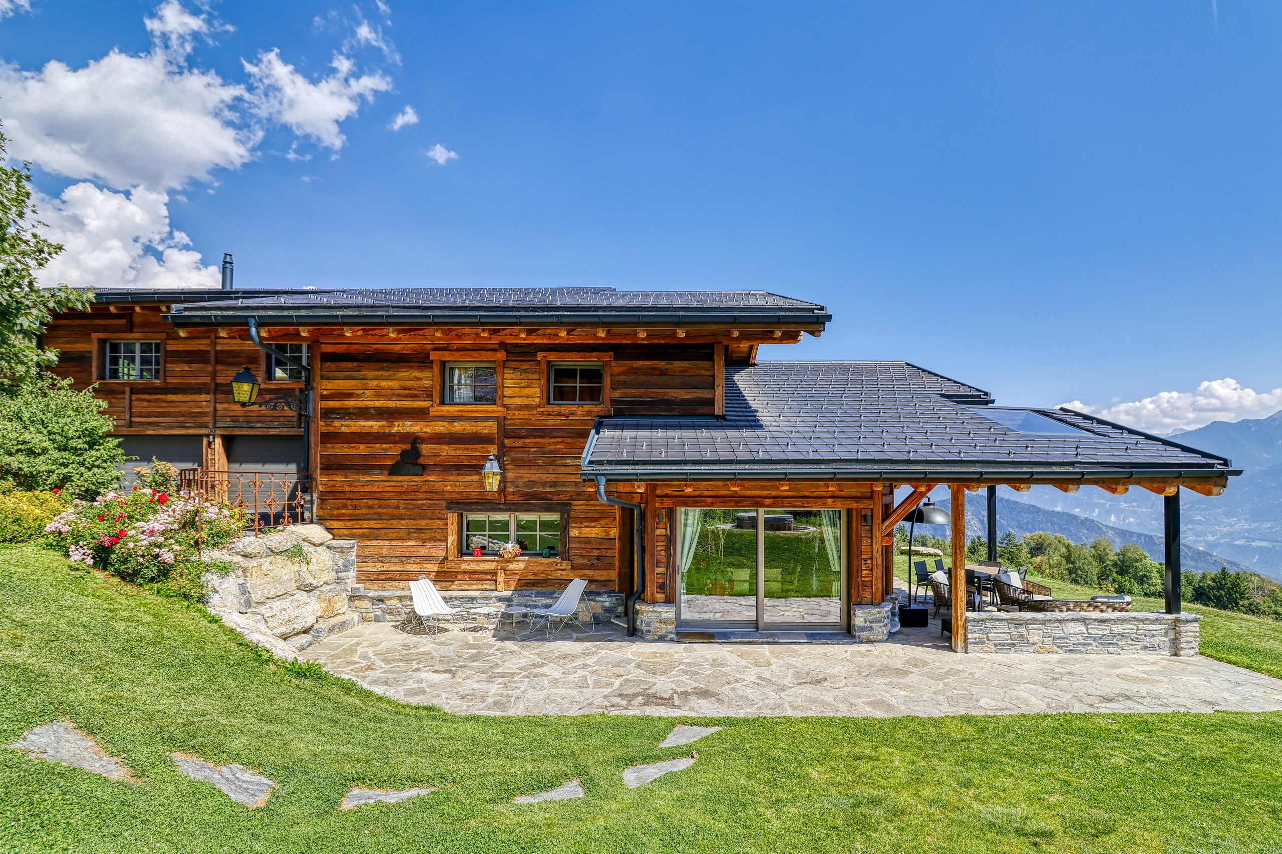 Holzchalet mit Bergblick und Terrasse