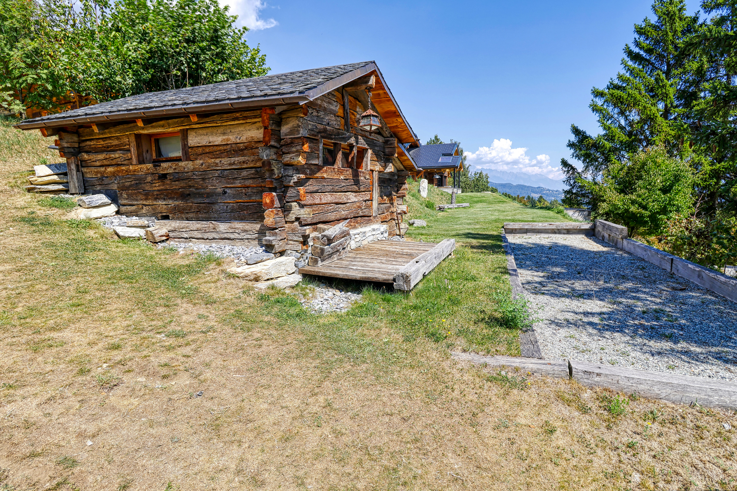 Rustikale Berghütte mit Holzfassade